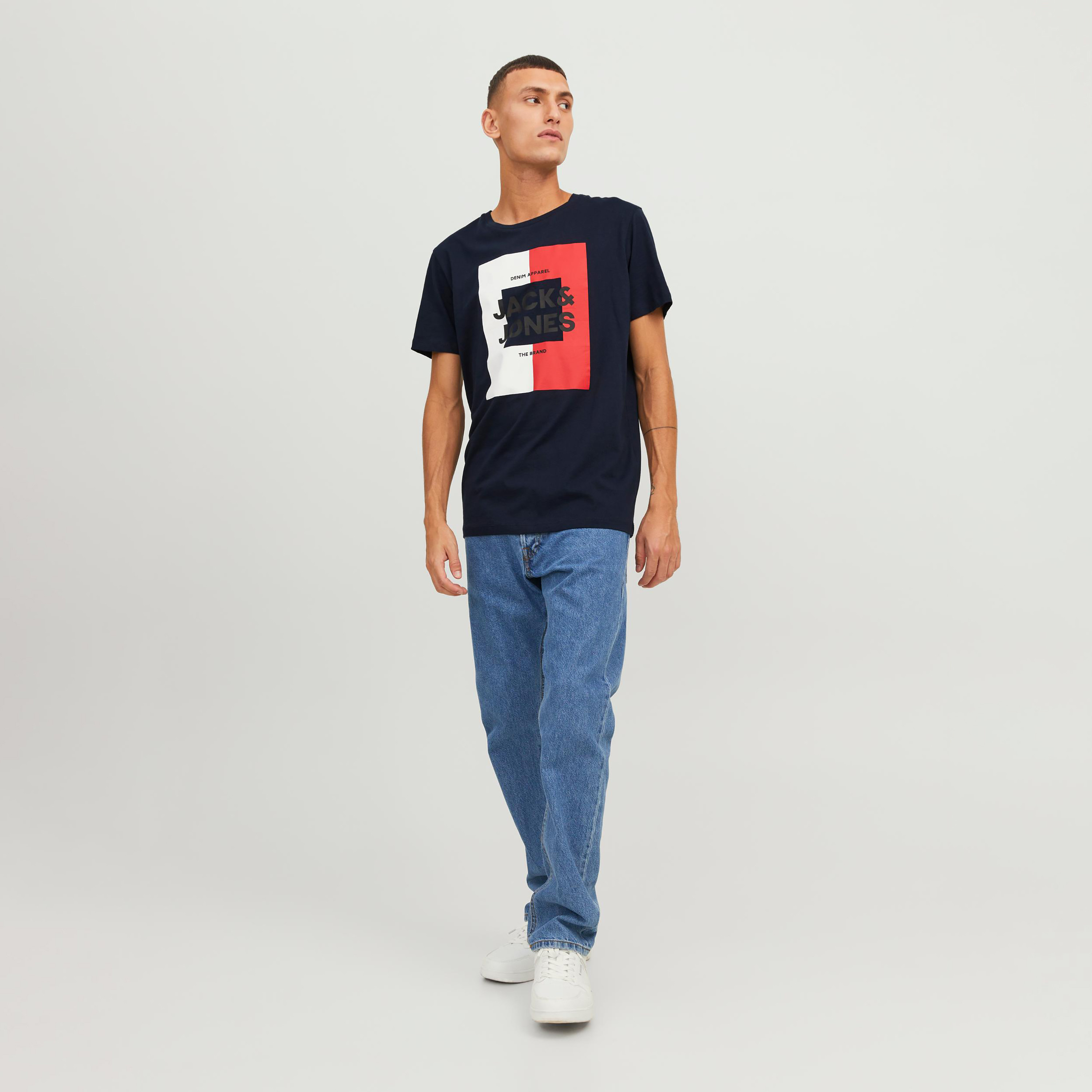  تي شيرت من جاك آند جونز مع شعار بأكمام قصيرة و ياقة مستديرة-men-clothing-tshirtsandpolos-tshirts-image-6