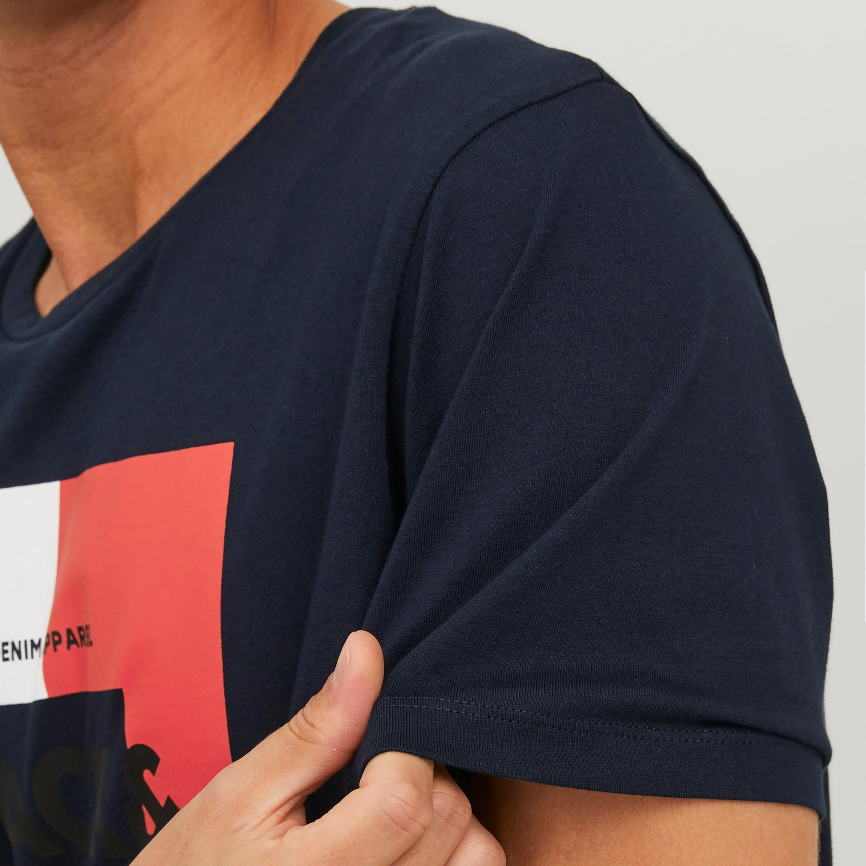  تي شيرت من جاك آند جونز مع شعار بأكمام قصيرة و ياقة مستديرة-men-clothing-tshirtsandpolos-tshirts-image-7