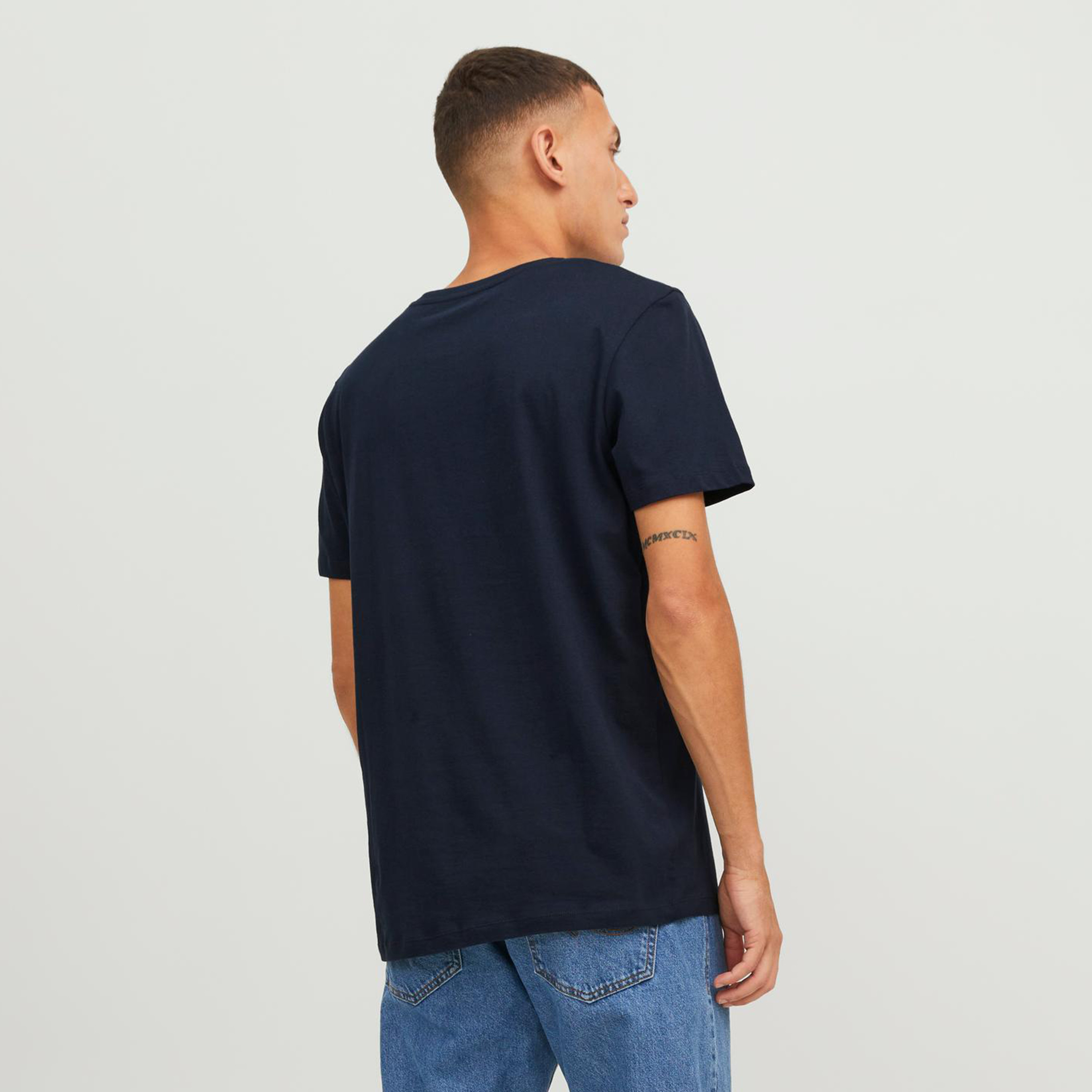  تي شيرت من جاك آند جونز مع شعار بأكمام قصيرة و ياقة مستديرة-men-clothing-tshirtsandpolos-tshirts-image-8