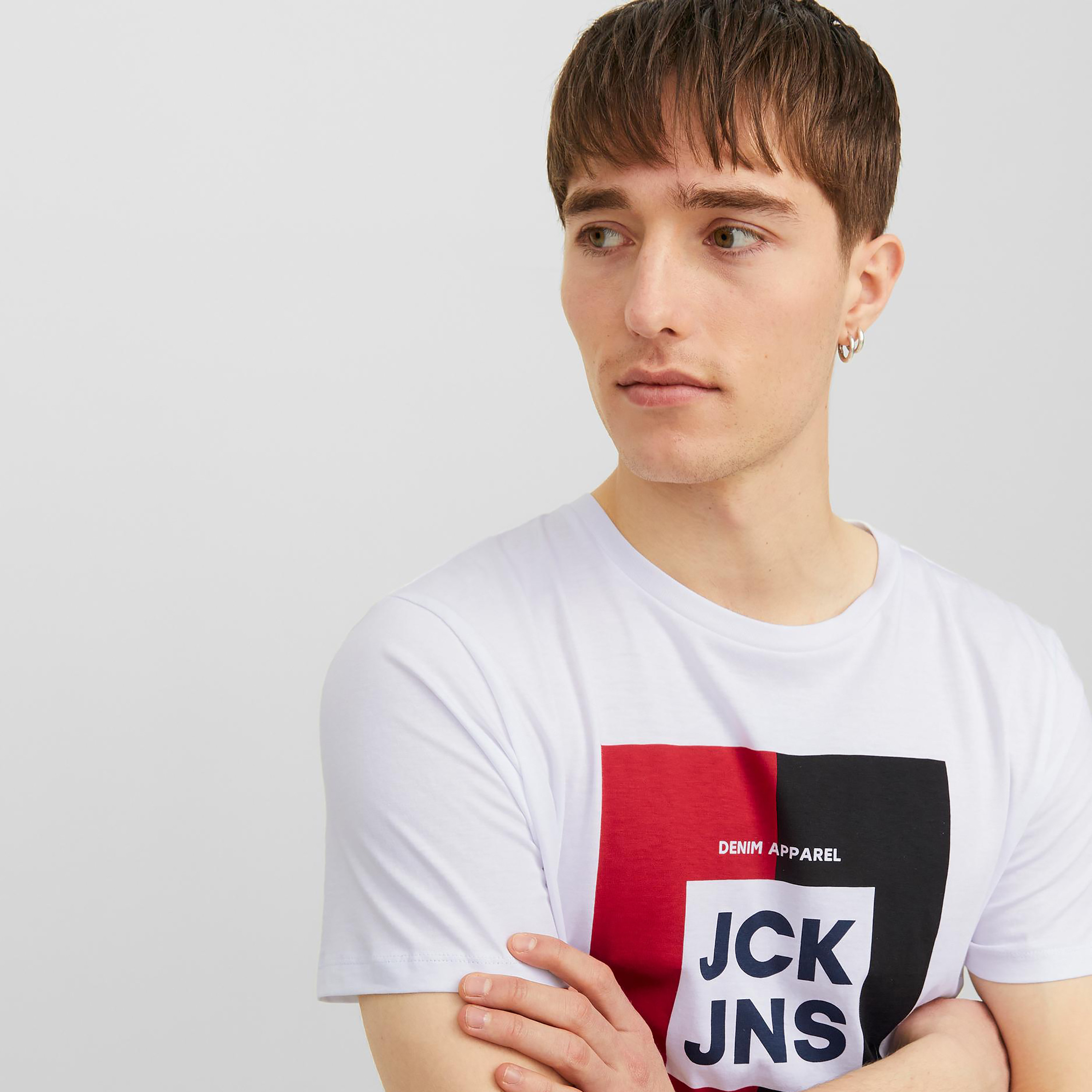  تي شيرت من جاك آند جونز مع شعار بأكمام قصيرة و ياقة مستديرة-men-clothing-tshirtsandpolos-tshirts-image-11