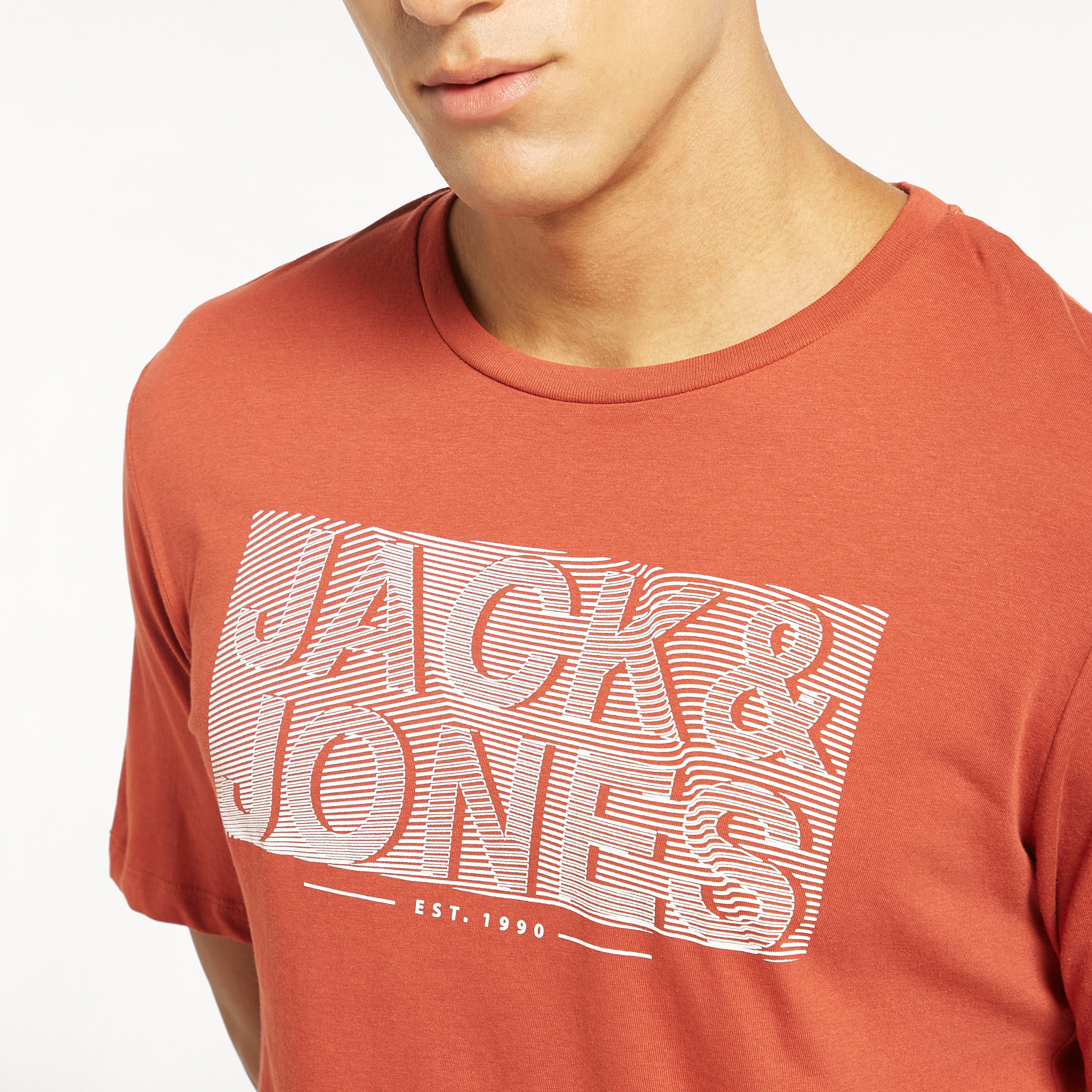  تي شيرت من جاك آند جونز مع شعار بأكمام قصيرة و ياقة مستديرة-men-clothing-tshirtsandpolos-tshirts-image-2