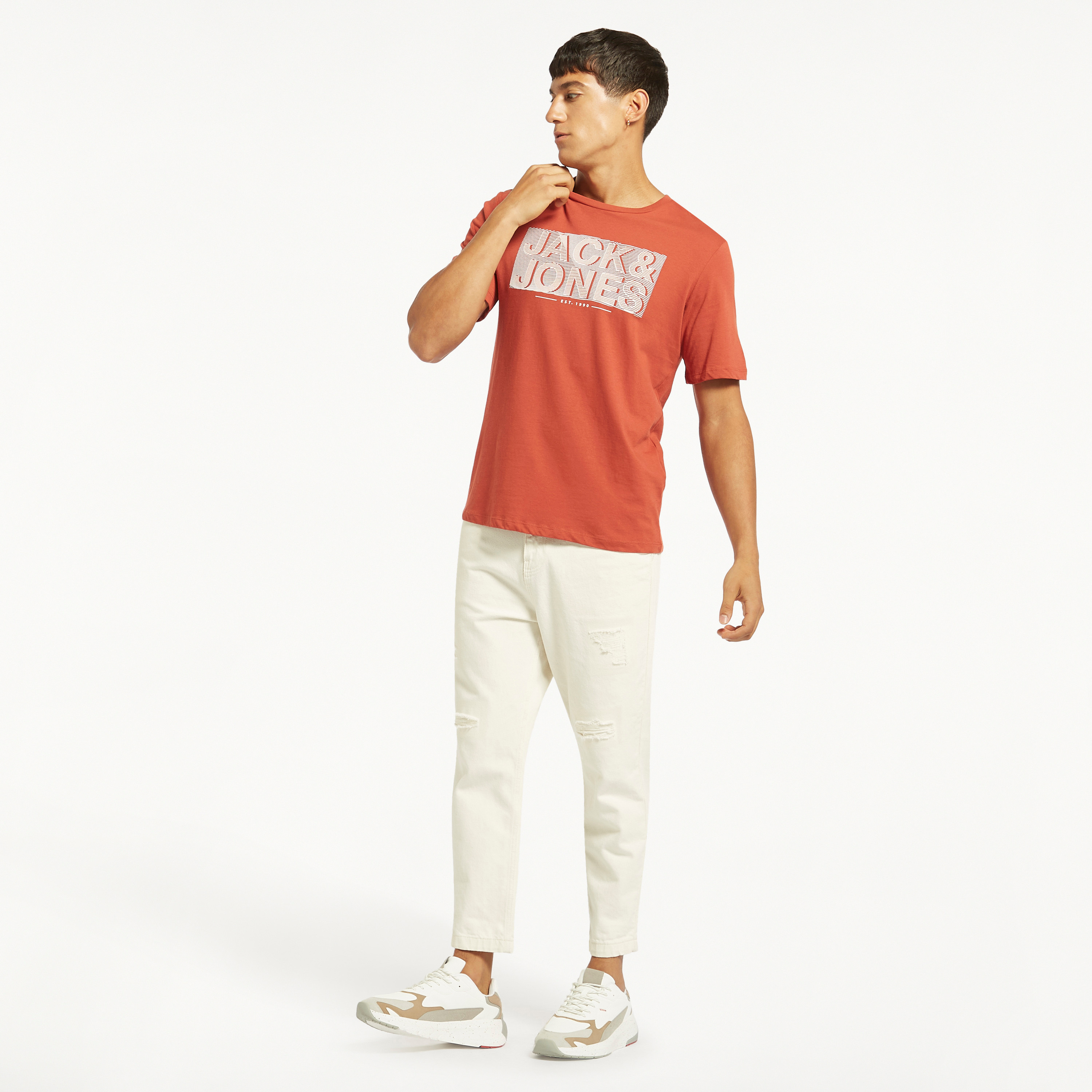 تي شيرت من جاك آند جونز مع شعار بأكمام قصيرة و ياقة مستديرة-men-clothing-tshirtsandpolos-tshirts-image-3