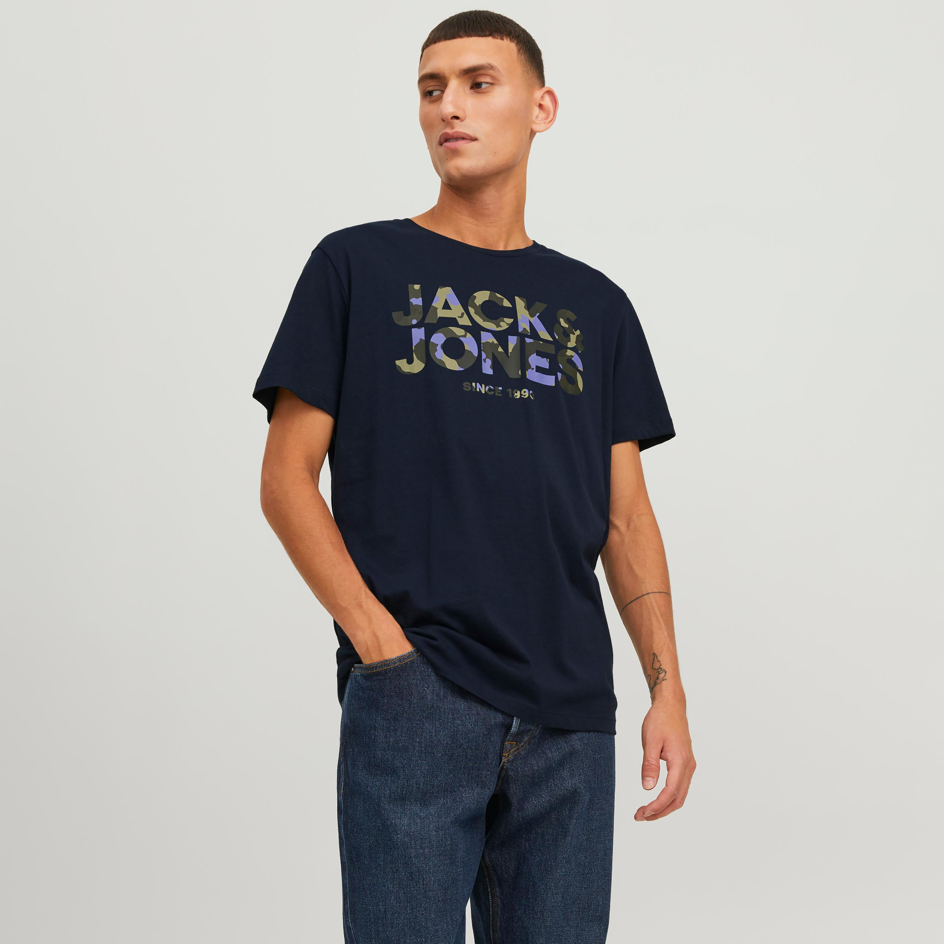  تي شيرت من جاك آند جونز مع شعار بأكمام قصيرة و ياقة مستديرة-men-clothing-tshirtsandpolos-tshirts-image-1