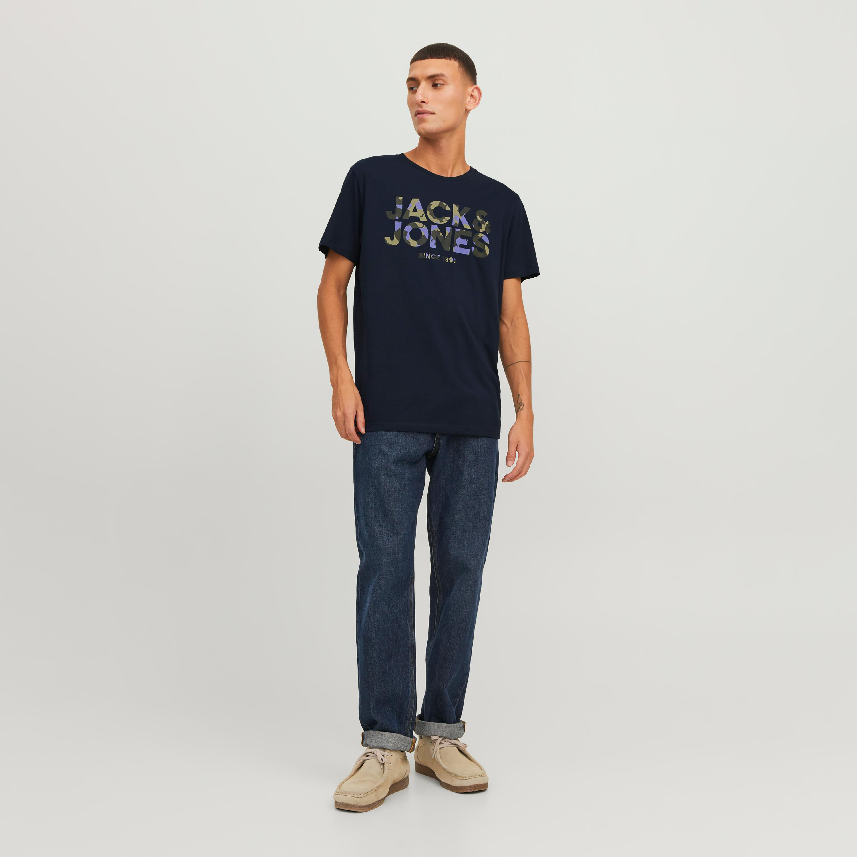  تي شيرت من جاك آند جونز مع شعار بأكمام قصيرة و ياقة مستديرة-men-clothing-tshirtsandpolos-tshirts-image-2