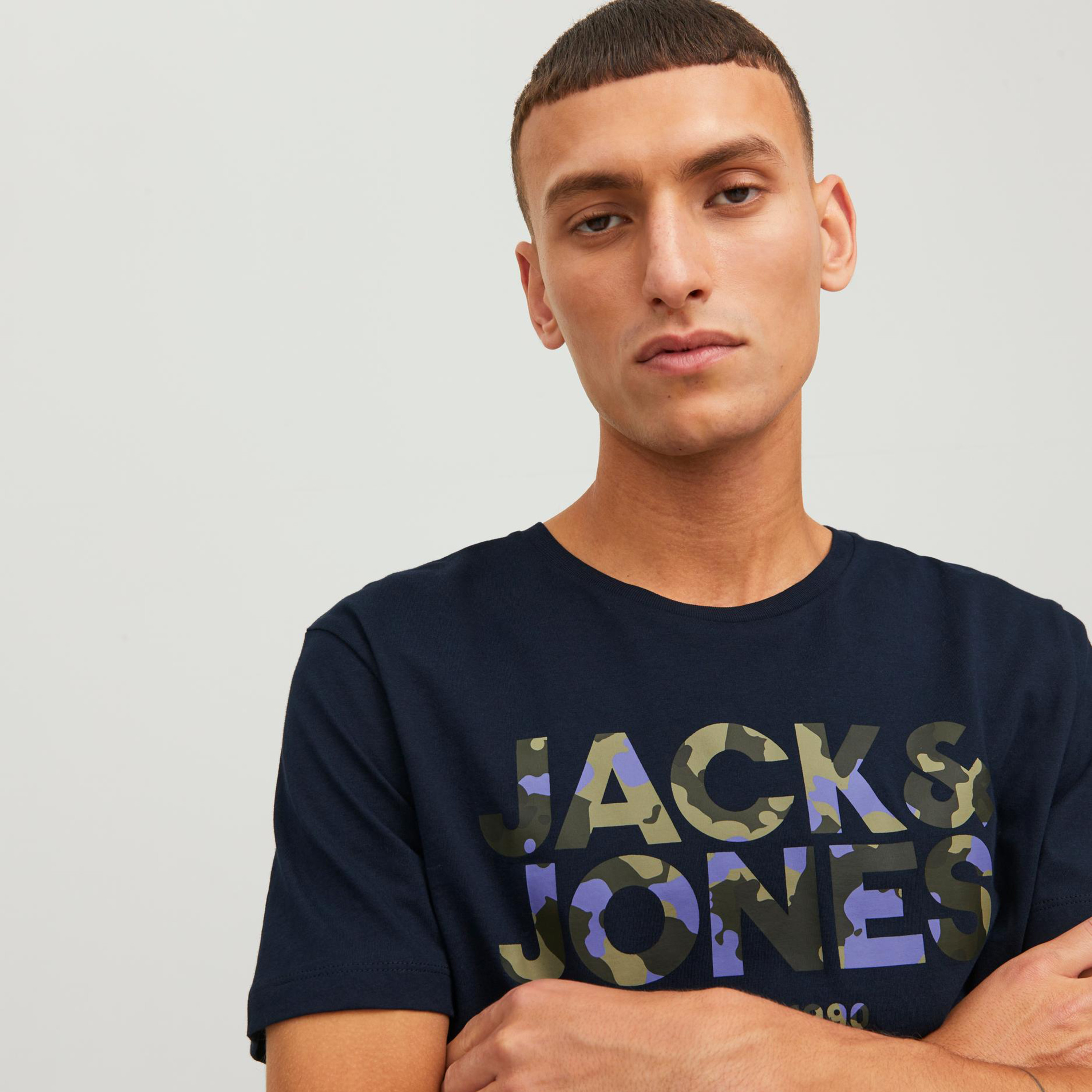  تي شيرت من جاك آند جونز مع شعار بأكمام قصيرة و ياقة مستديرة-men-clothing-tshirtsandpolos-tshirts-image-3