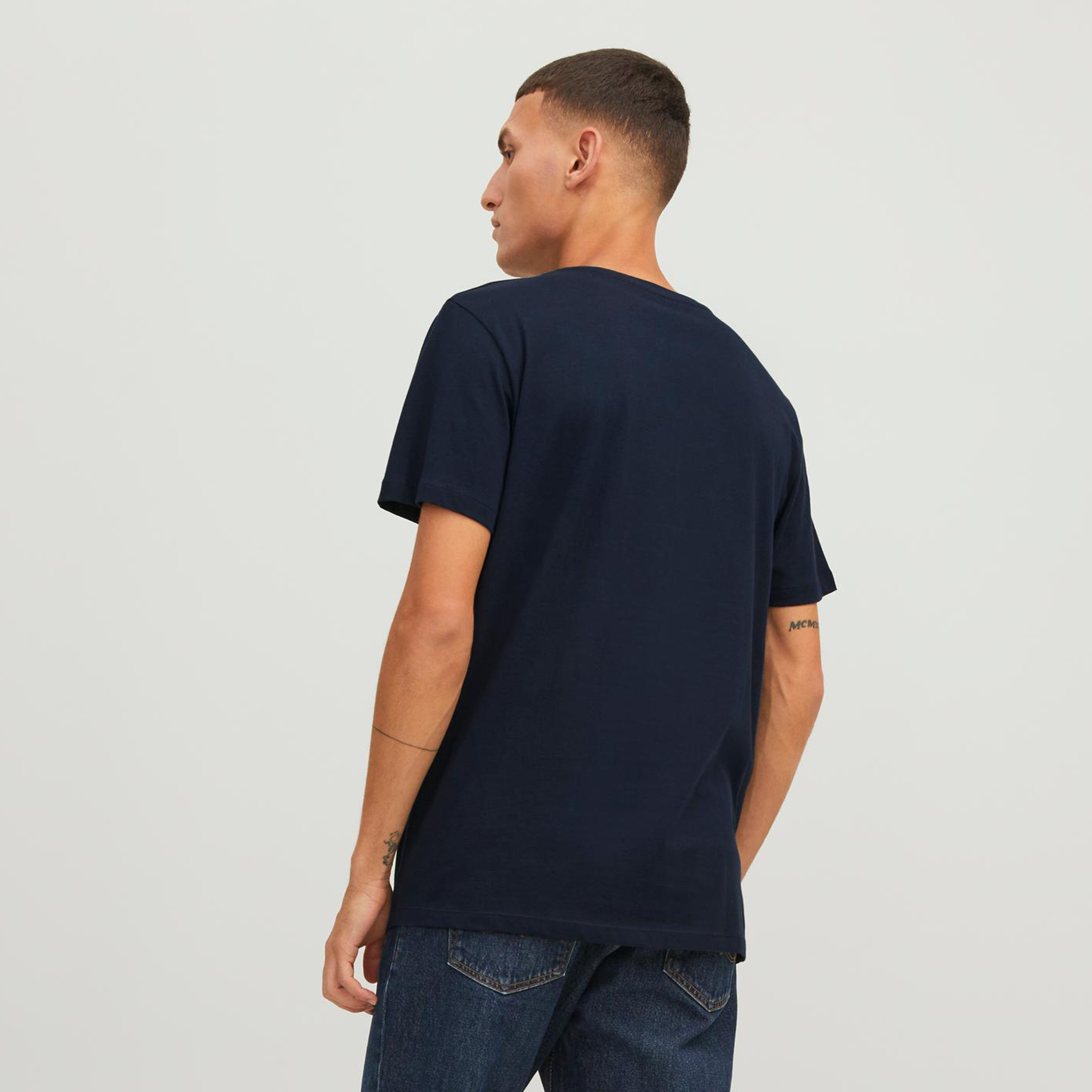  تي شيرت من جاك آند جونز مع شعار بأكمام قصيرة و ياقة مستديرة-men-clothing-tshirtsandpolos-tshirts-image-4