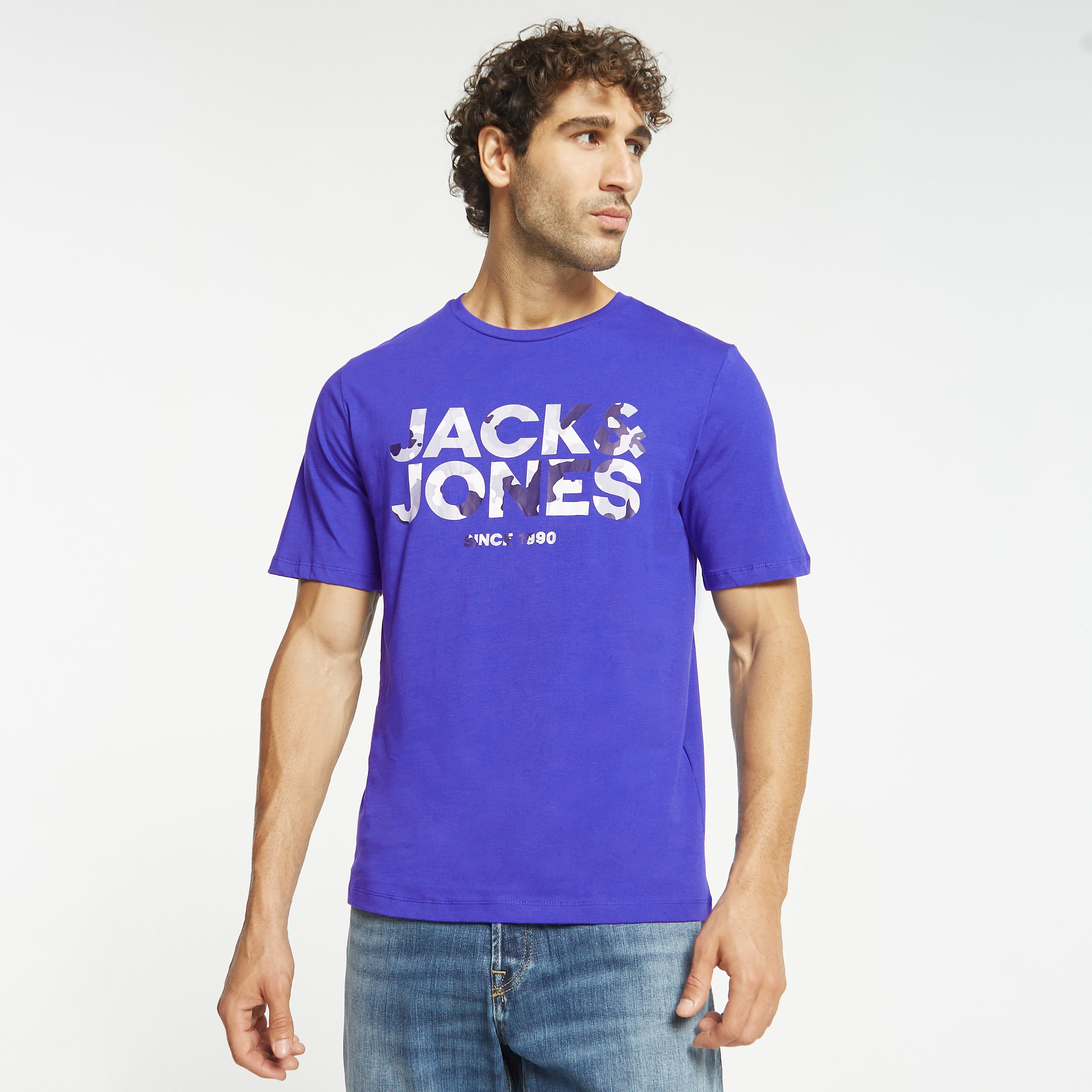  تي شيرت من جاك آند جونز مع شعار بأكمام قصيرة و ياقة مستديرة-men-clothing-tshirtsandpolos-tshirts-image-1