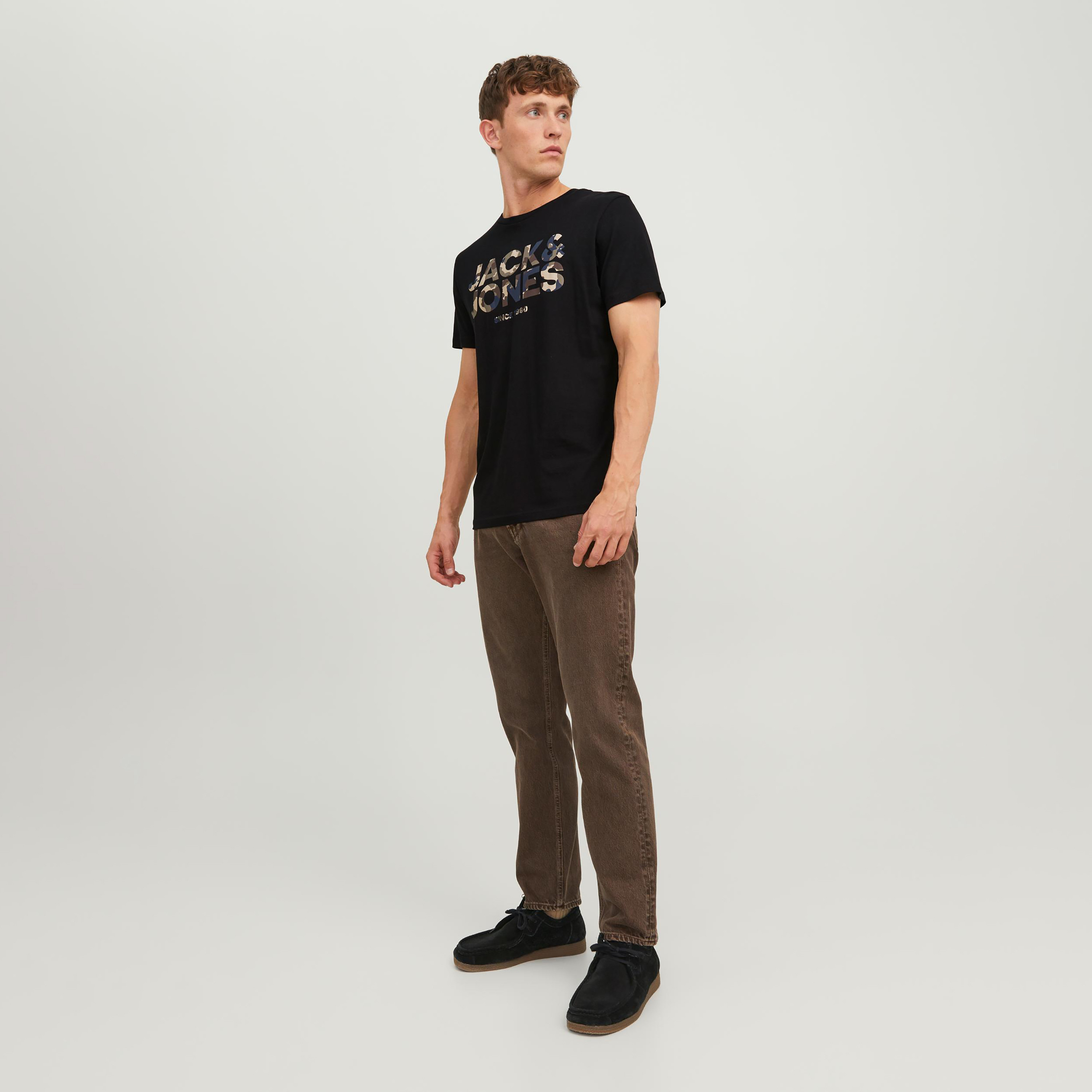  تي شيرت من جاك آند جونز مع شعار بأكمام قصيرة و ياقة مستديرة-men-clothing-tshirtsandpolos-tshirts-image-2