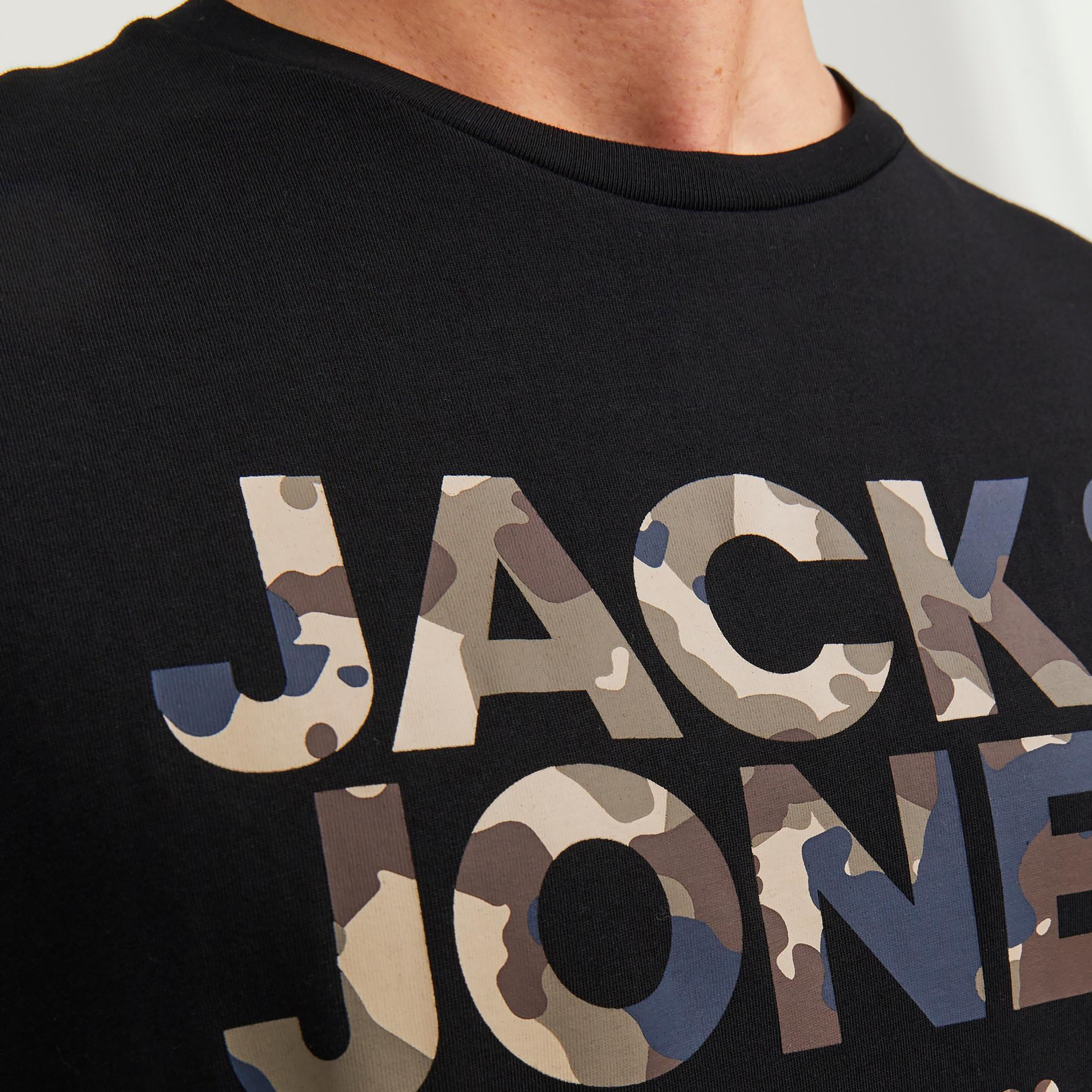  تي شيرت من جاك آند جونز مع شعار بأكمام قصيرة و ياقة مستديرة-men-clothing-tshirtsandpolos-tshirts-image-3