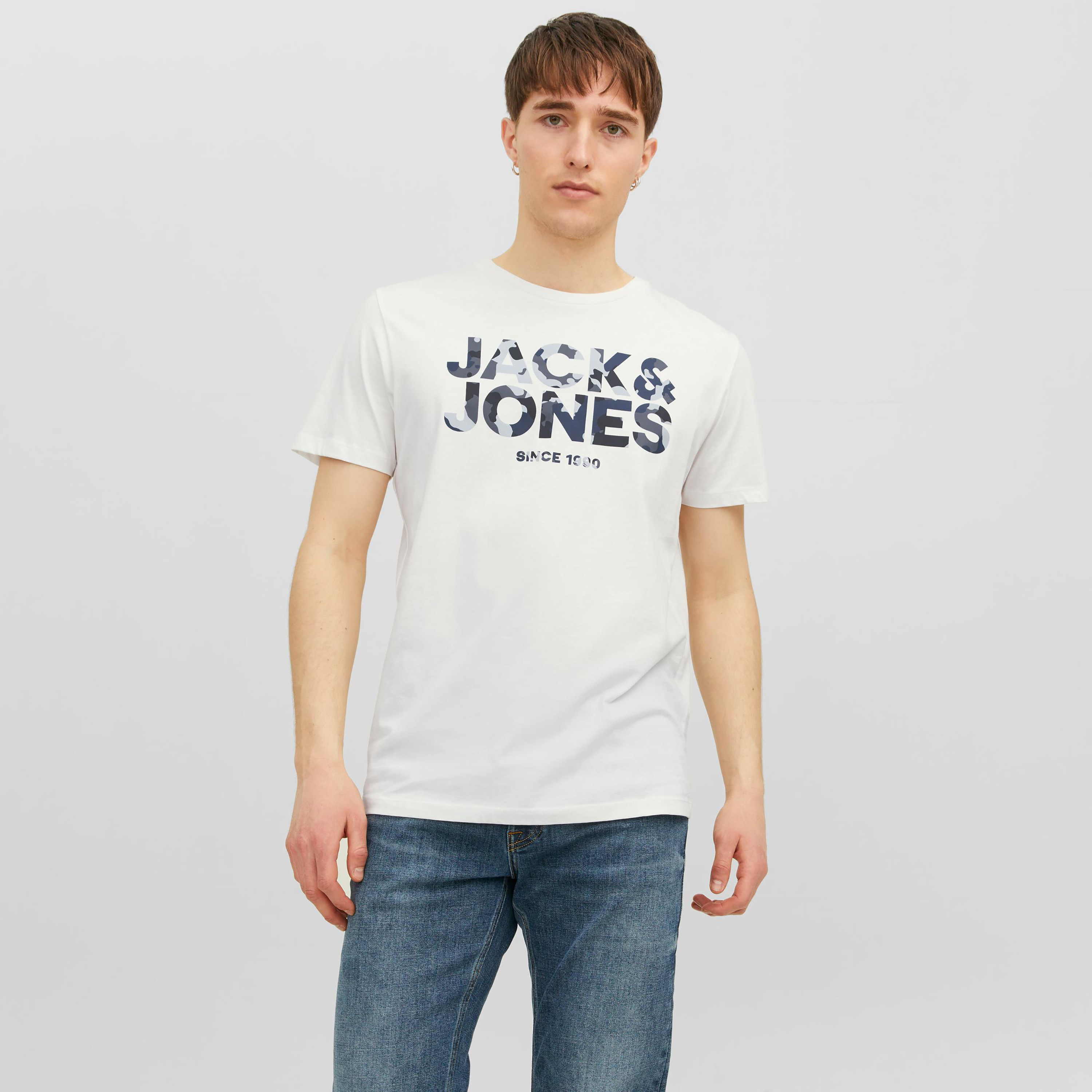  تي شيرت من جاك آند جونز مع شعار بأكمام قصيرة و ياقة مستديرة-men-clothing-tshirtsandpolos-tshirts-image-5