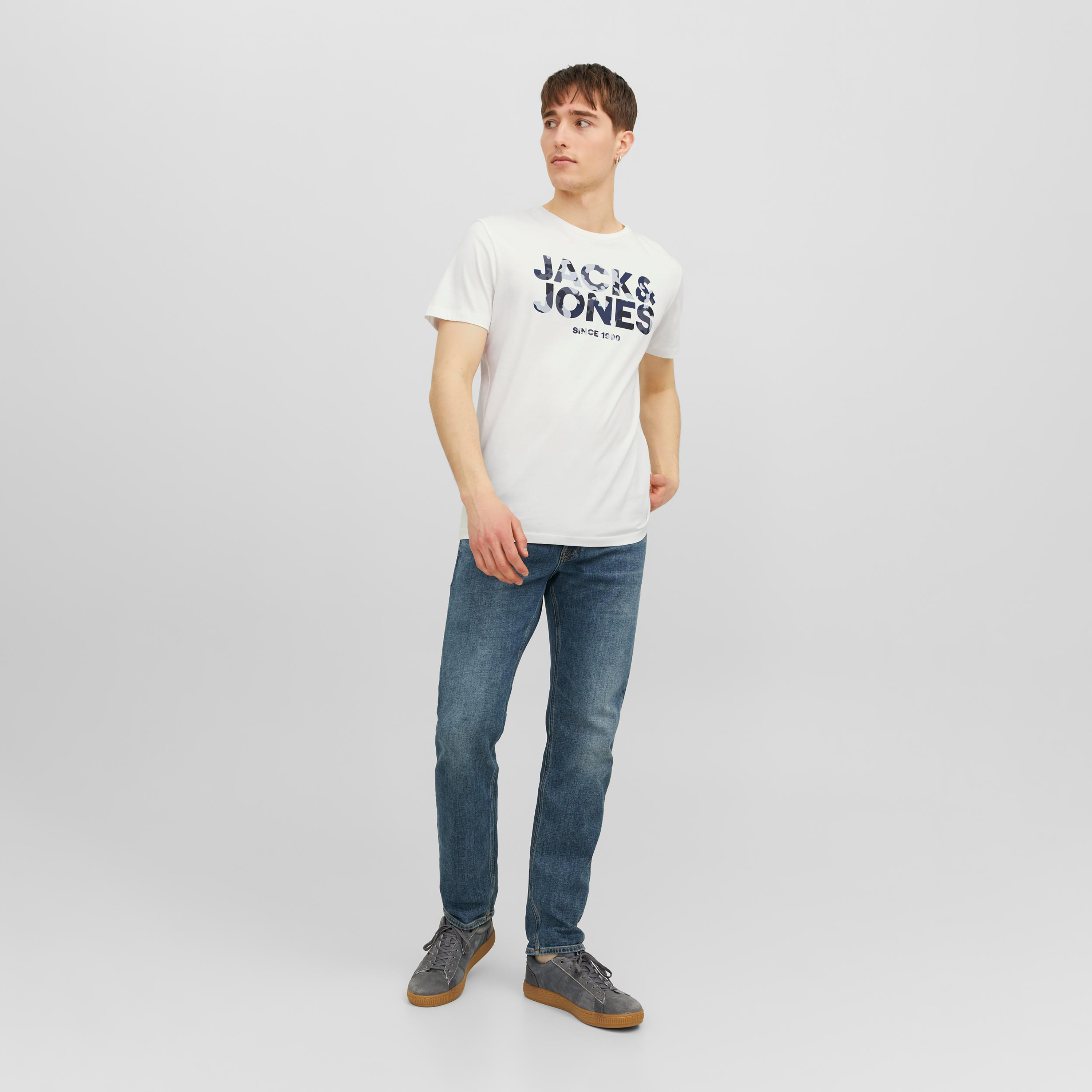  تي شيرت من جاك آند جونز مع شعار بأكمام قصيرة و ياقة مستديرة-men-clothing-tshirtsandpolos-tshirts-image-6