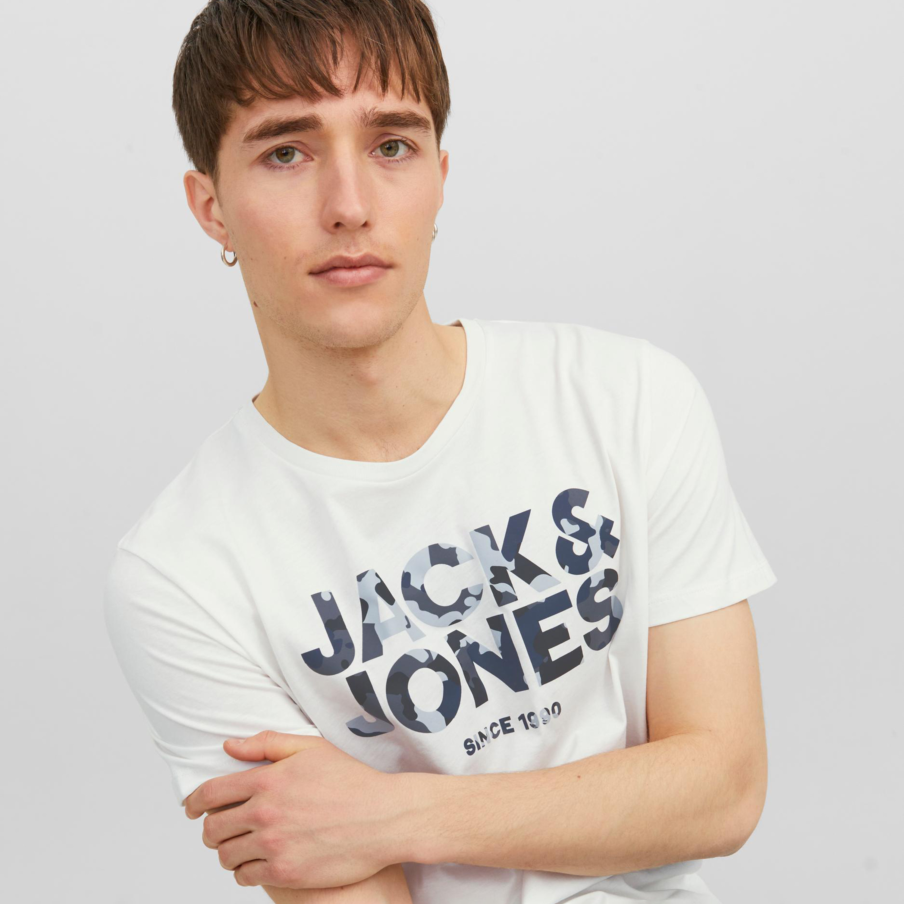  تي شيرت من جاك آند جونز مع شعار بأكمام قصيرة و ياقة مستديرة-men-clothing-tshirtsandpolos-tshirts-image-7