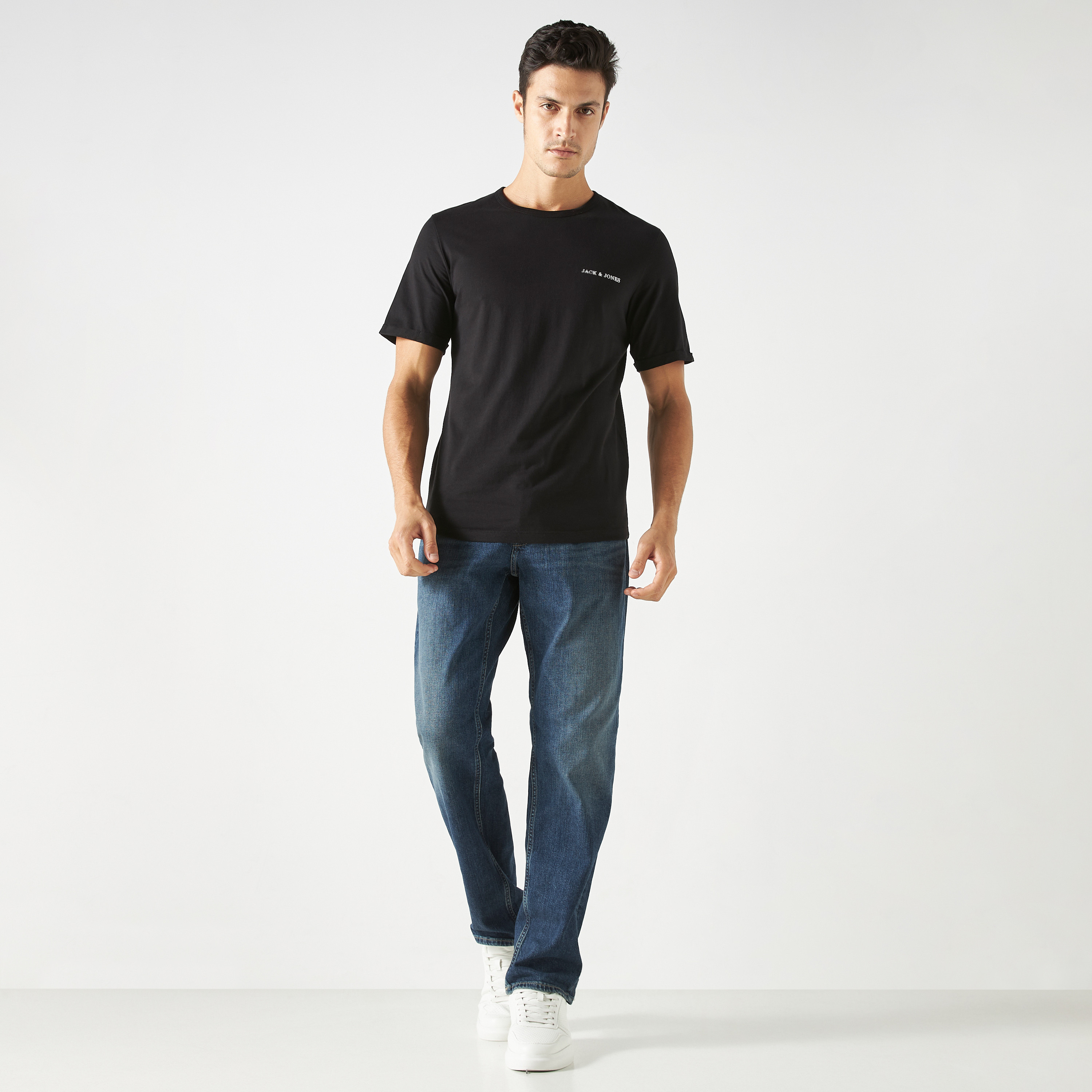 تي شيرت من جاك آند جونز سادة بأكمام قصيرة و ياقة مستديرة-men-clothing-tshirtsandpolos-tshirts-image-2