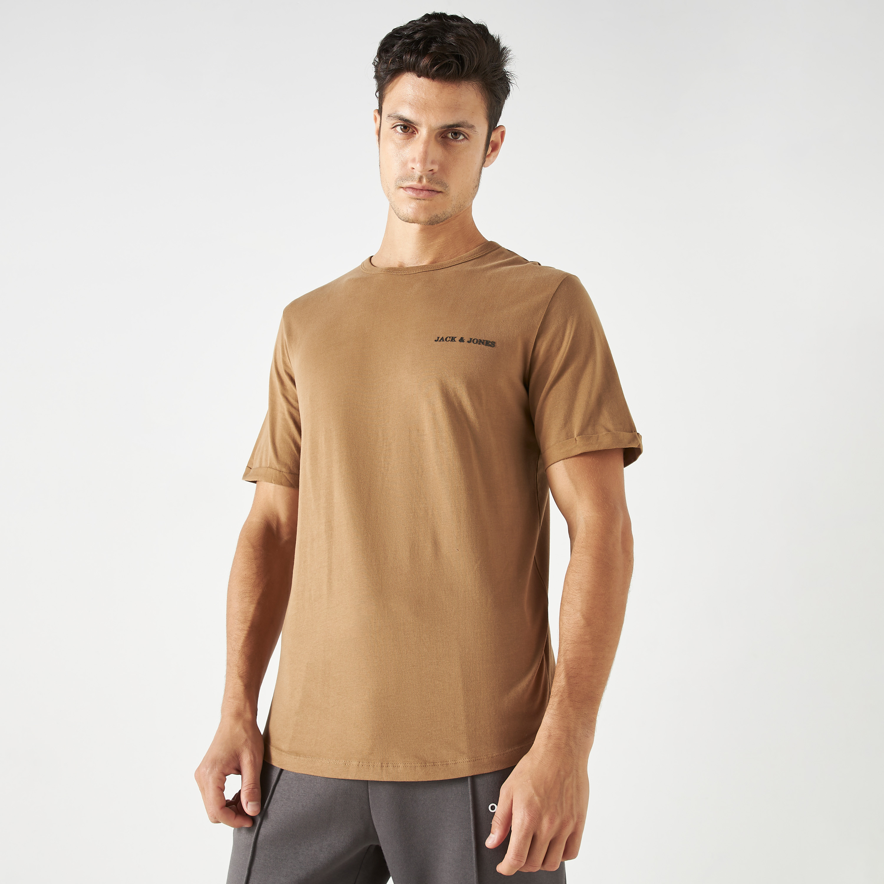 تي شيرت من جاك آند جونز سادة بأكمام قصيرة و ياقة مستديرة-men-clothing-tshirtsandpolos-tshirts-image-5