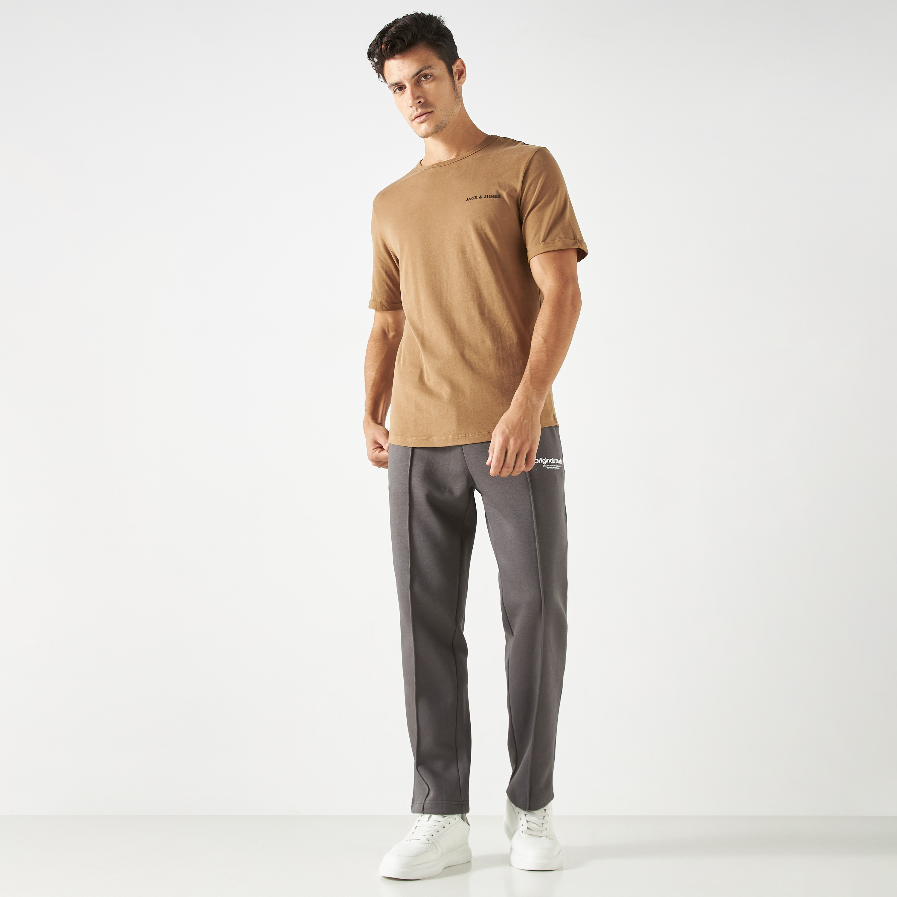 تي شيرت من جاك آند جونز سادة بأكمام قصيرة و ياقة مستديرة-men-clothing-tshirtsandpolos-tshirts-image-6