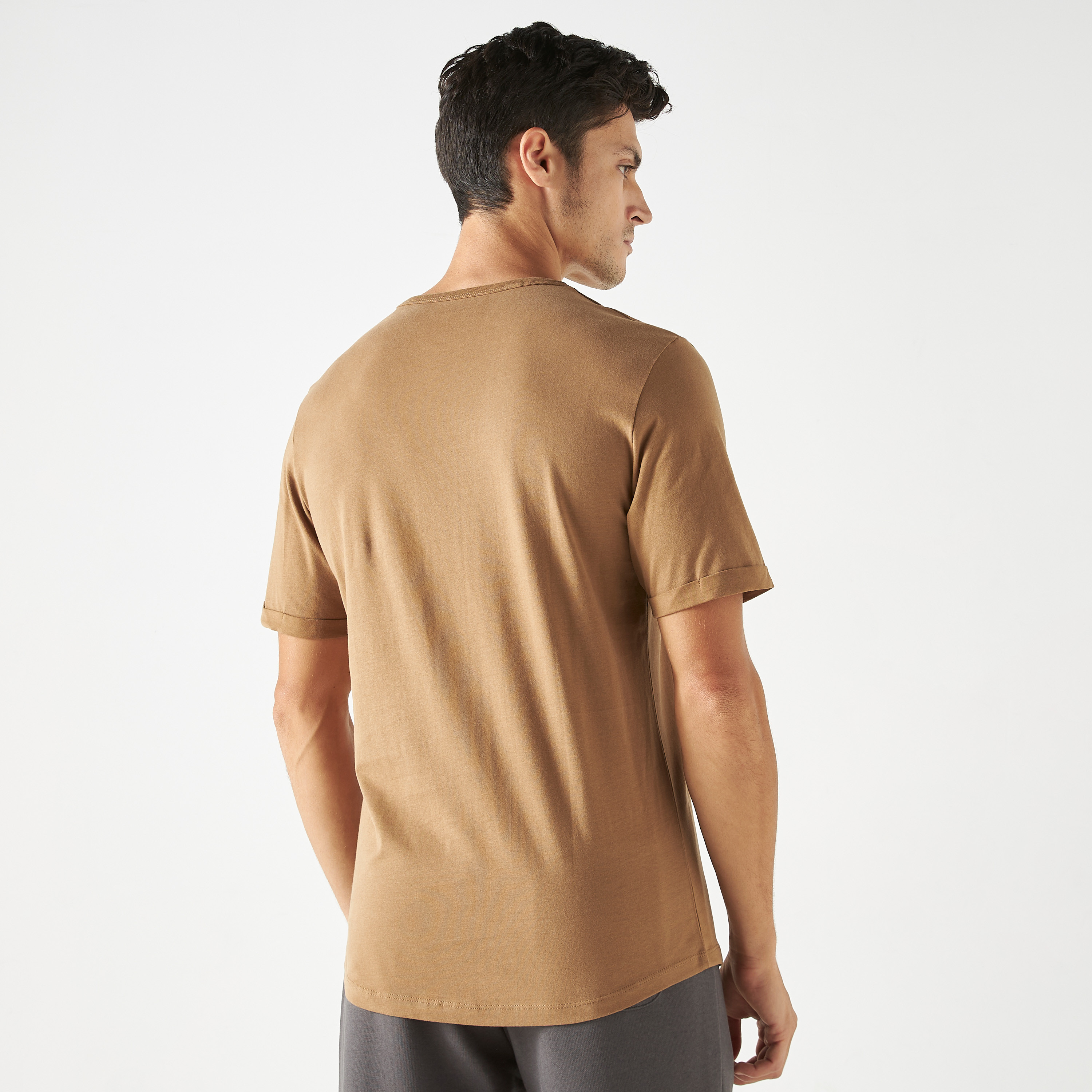 تي شيرت من جاك آند جونز سادة بأكمام قصيرة و ياقة مستديرة-men-clothing-tshirtsandpolos-tshirts-image-7