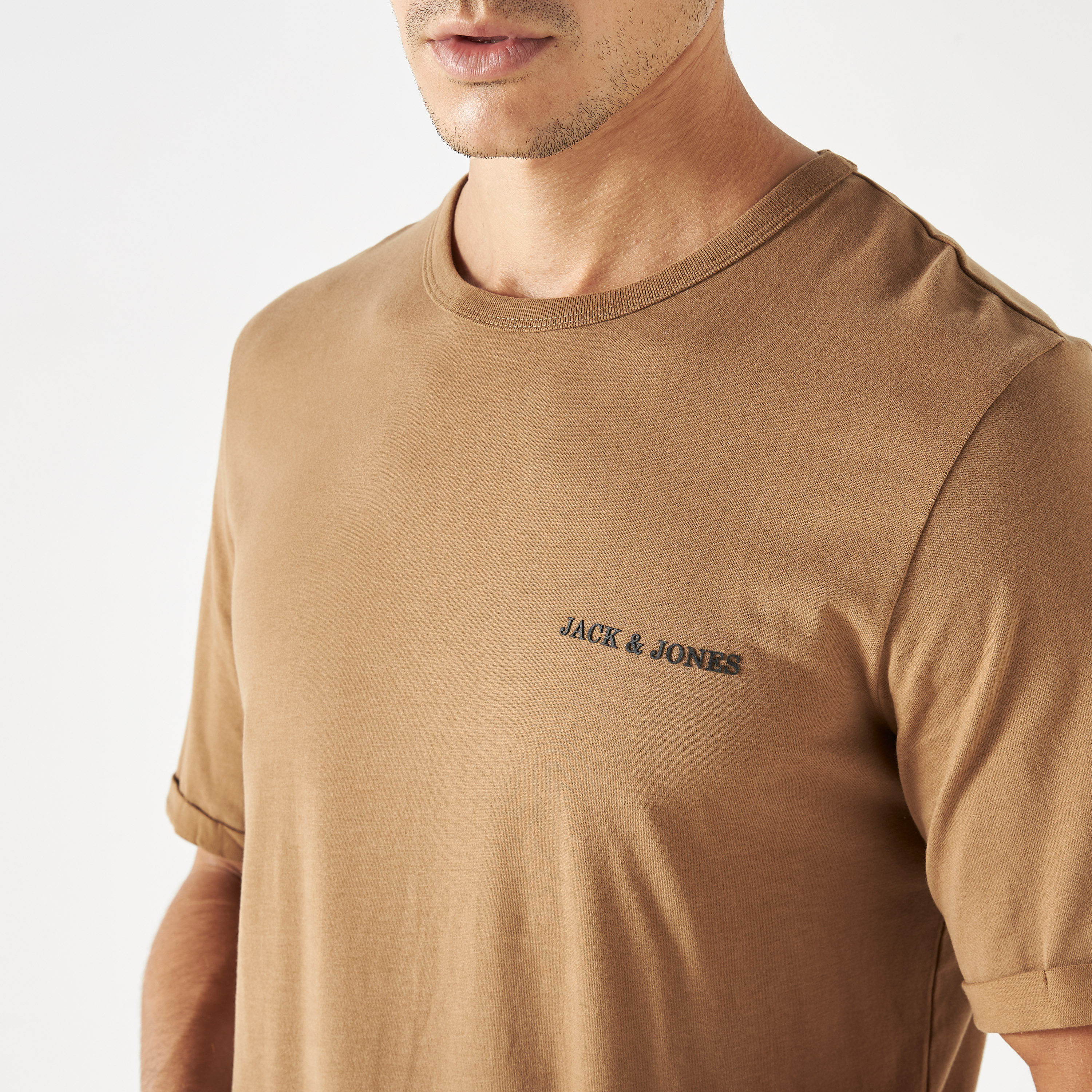 تي شيرت من جاك آند جونز سادة بأكمام قصيرة و ياقة مستديرة-men-clothing-tshirtsandpolos-tshirts-image-8