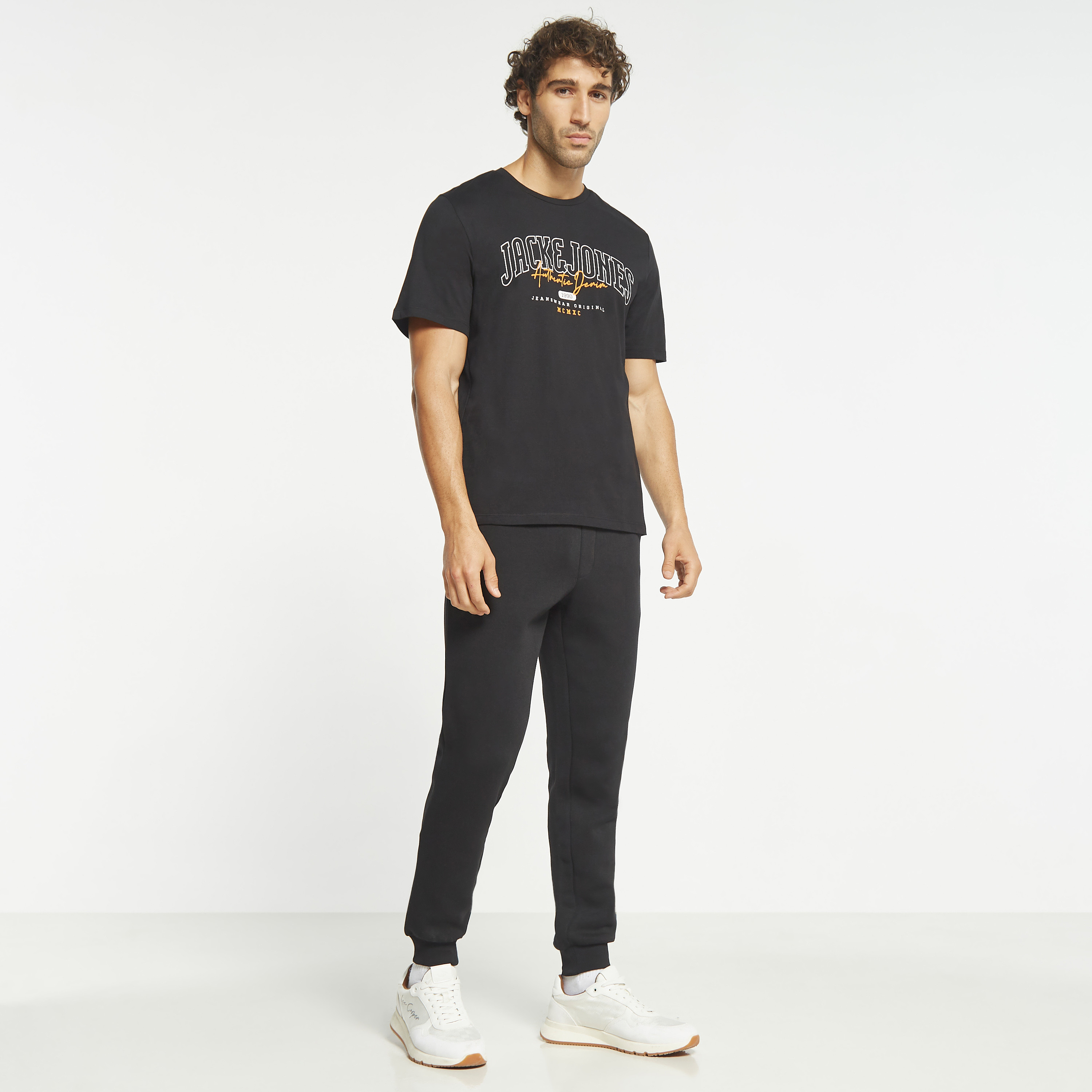  تي شيرت من جاك آند جونز مع شعار بأكمام قصيرة و ياقة مستديرة-men-clothing-tshirtsandpolos-tshirts-image-2