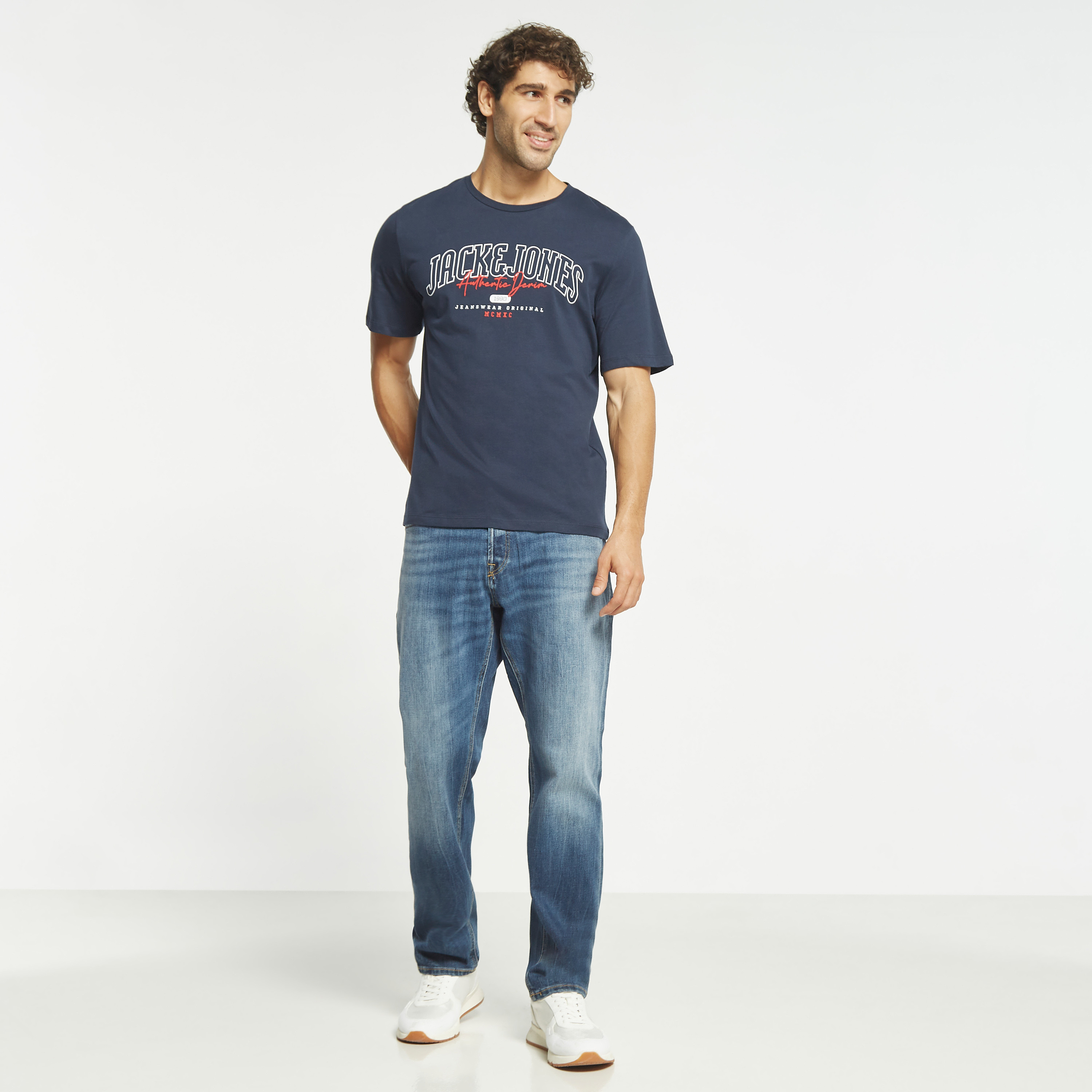  تي شيرت من جاك آند جونز مع شعار بأكمام قصيرة و ياقة مستديرة-men-clothing-tshirtsandpolos-tshirts-image-6