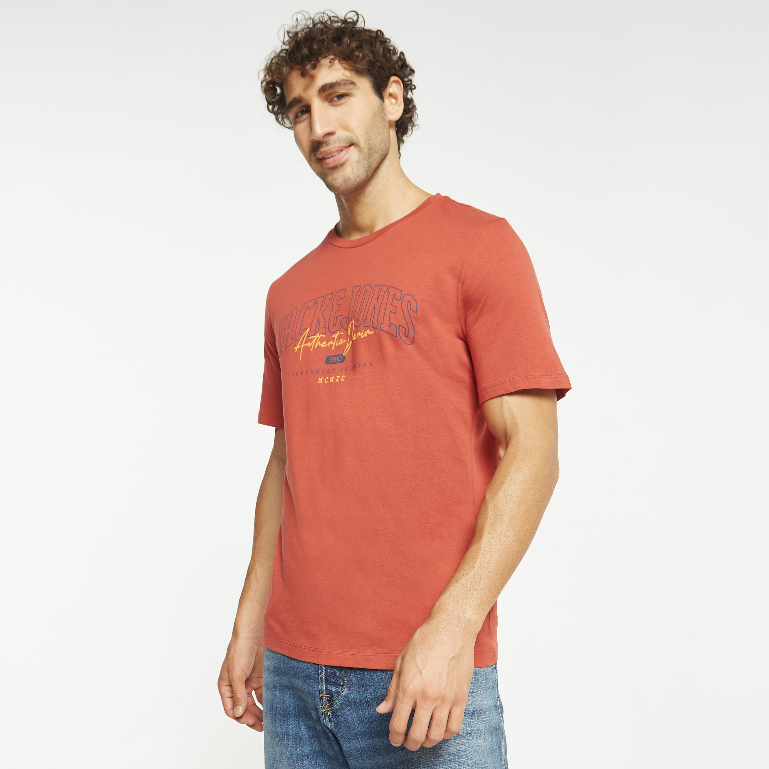  تي شيرت من جاك آند جونز مع شعار بأكمام قصيرة و ياقة مستديرة-men-clothing-tshirtsandpolos-tshirts-image-9