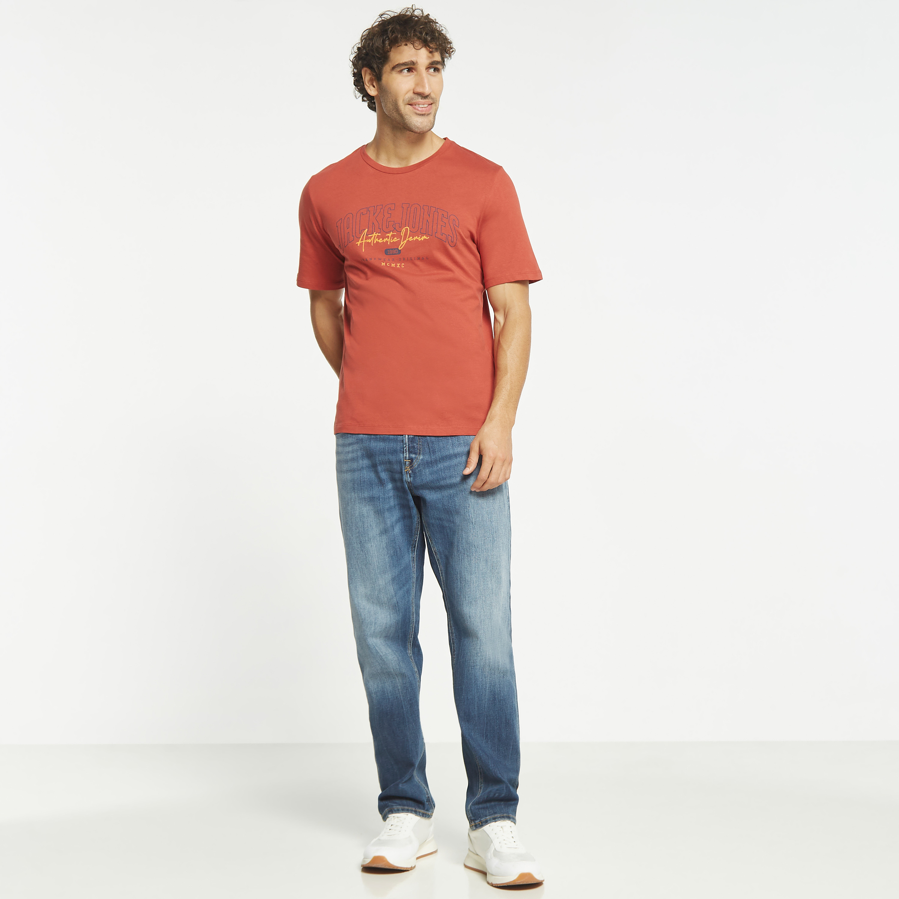  تي شيرت من جاك آند جونز مع شعار بأكمام قصيرة و ياقة مستديرة-men-clothing-tshirtsandpolos-tshirts-image-10