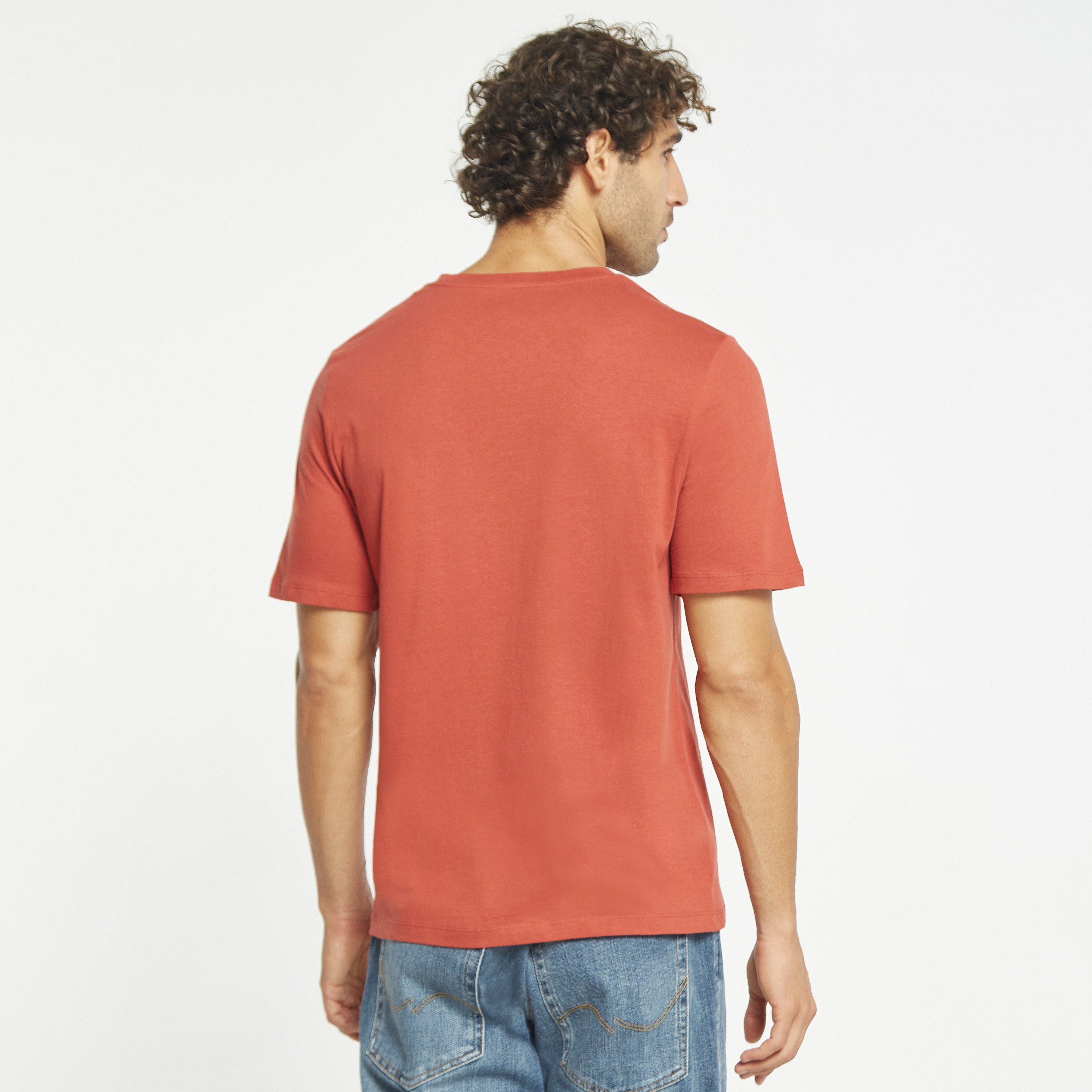  تي شيرت من جاك آند جونز مع شعار بأكمام قصيرة و ياقة مستديرة-men-clothing-tshirtsandpolos-tshirts-image-11