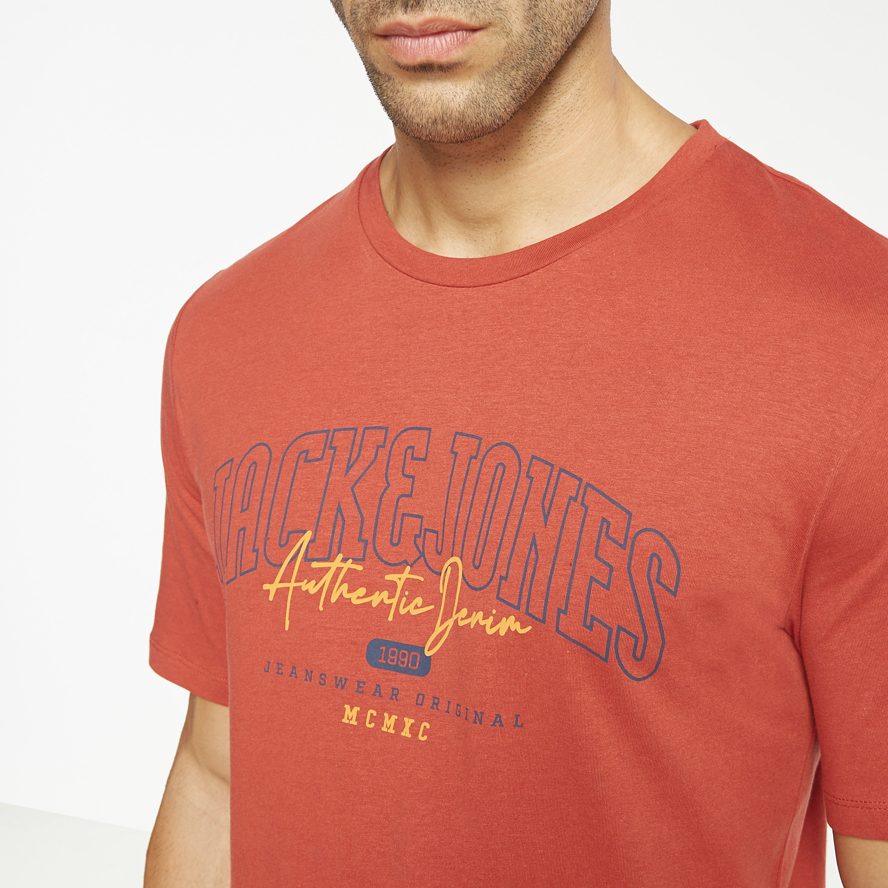  تي شيرت من جاك آند جونز مع شعار بأكمام قصيرة و ياقة مستديرة-men-clothing-tshirtsandpolos-tshirts-image-12