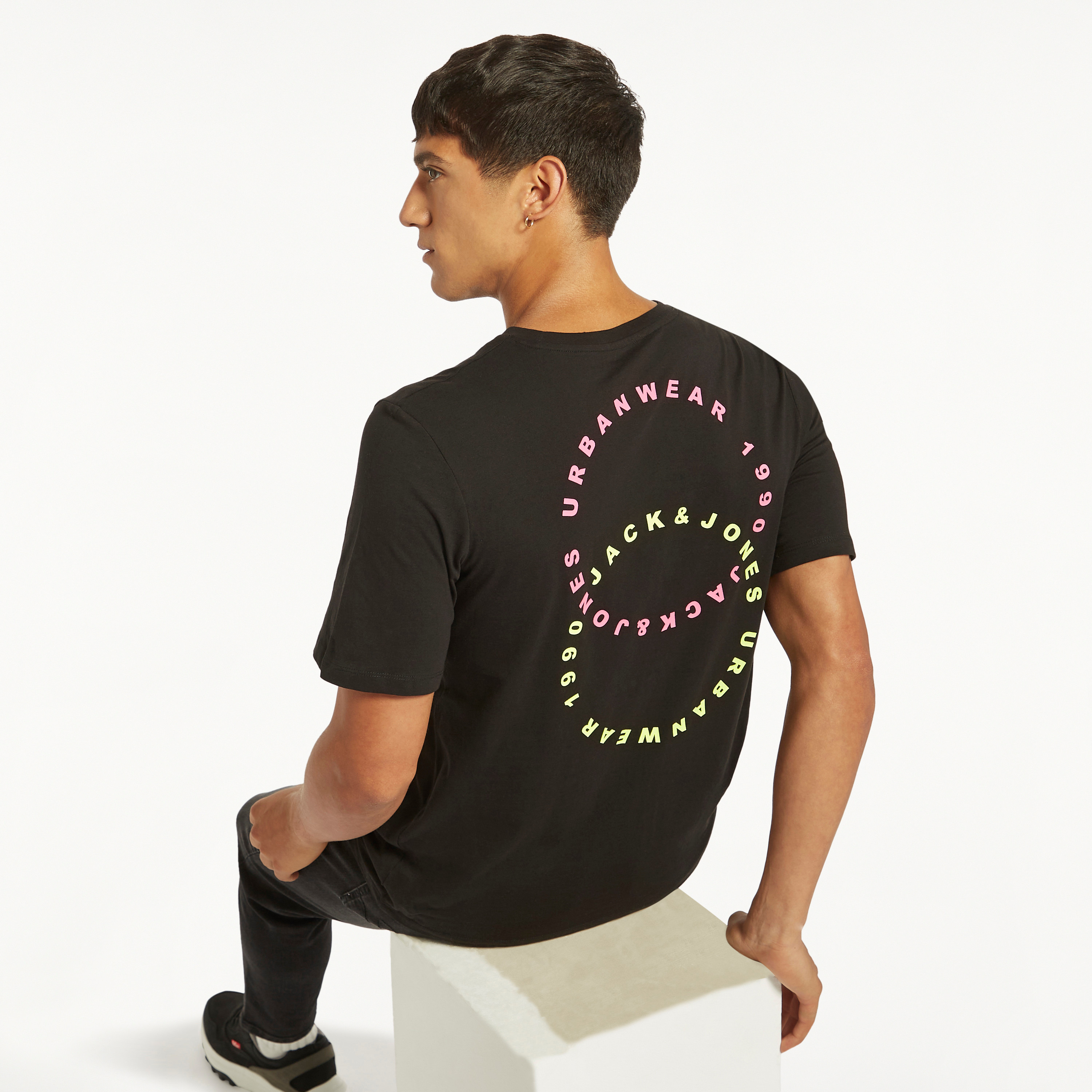  تي شيرت من جاك آند جونز مع شعار بأكمام قصيرة و ياقة مستديرة-men-clothing-tshirtsandpolos-tshirts-image-1
