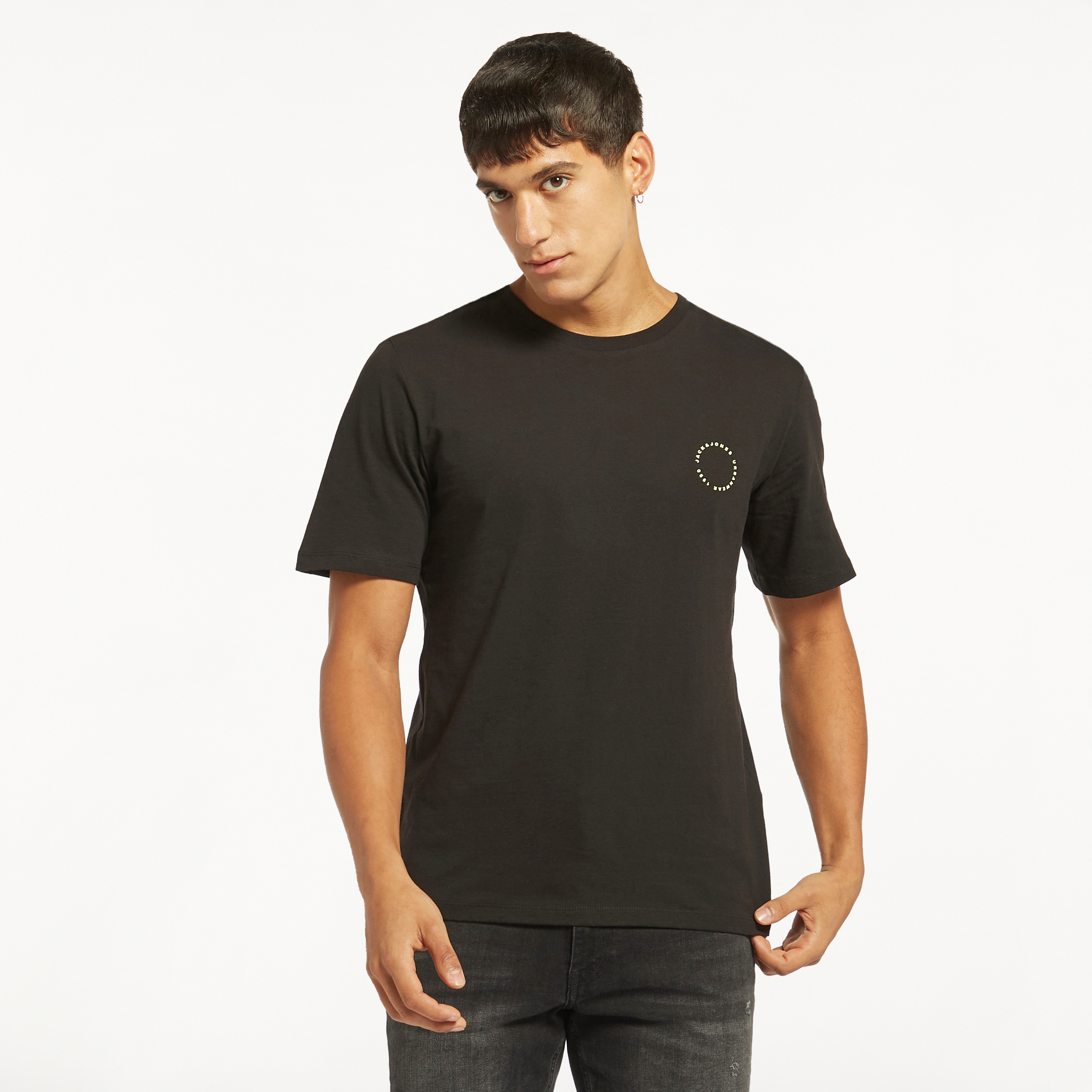  تي شيرت من جاك آند جونز مع شعار بأكمام قصيرة و ياقة مستديرة-men-clothing-tshirtsandpolos-tshirts-image-2