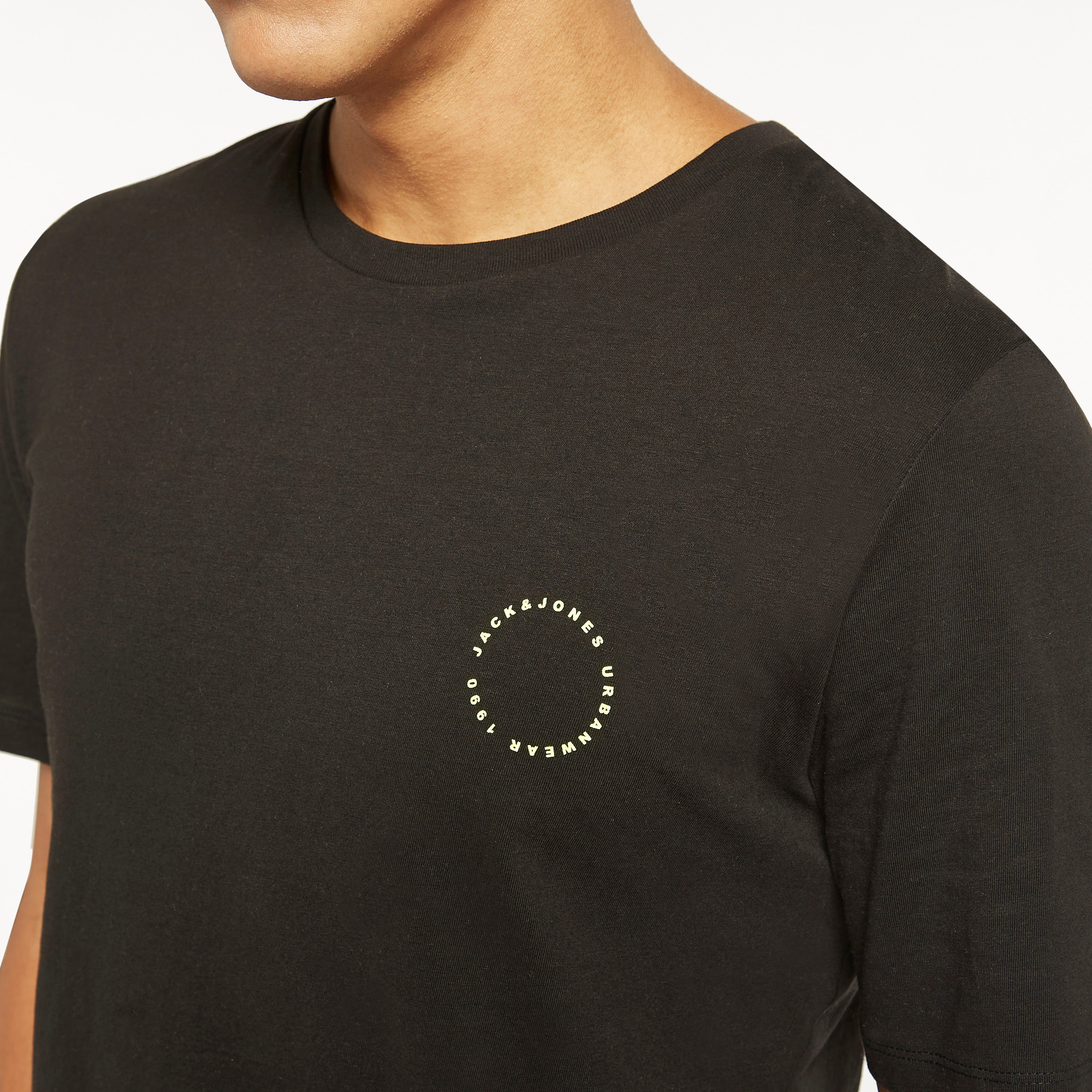  تي شيرت من جاك آند جونز مع شعار بأكمام قصيرة و ياقة مستديرة-men-clothing-tshirtsandpolos-tshirts-image-3