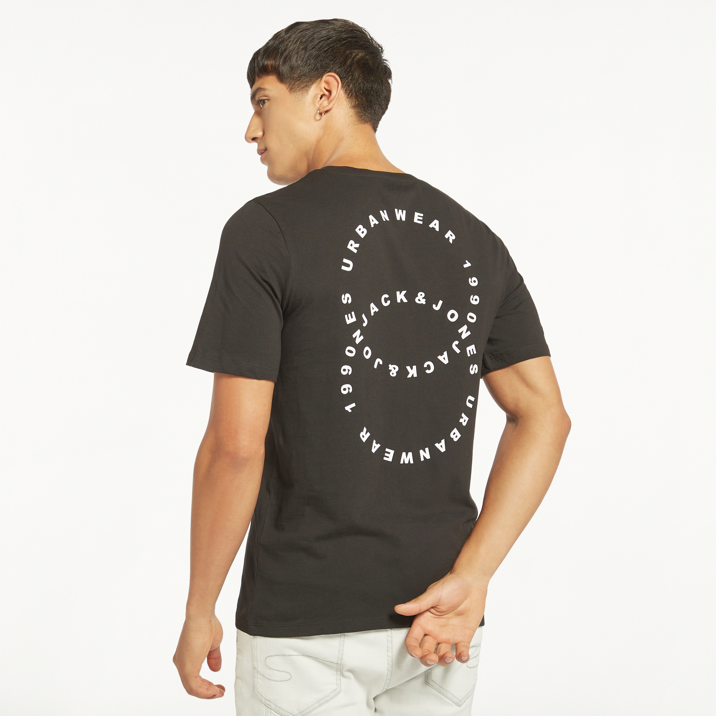  تي شيرت من جاك آند جونز مع شعار بأكمام قصيرة و ياقة مستديرة-men-clothing-tshirtsandpolos-tshirts-image-1