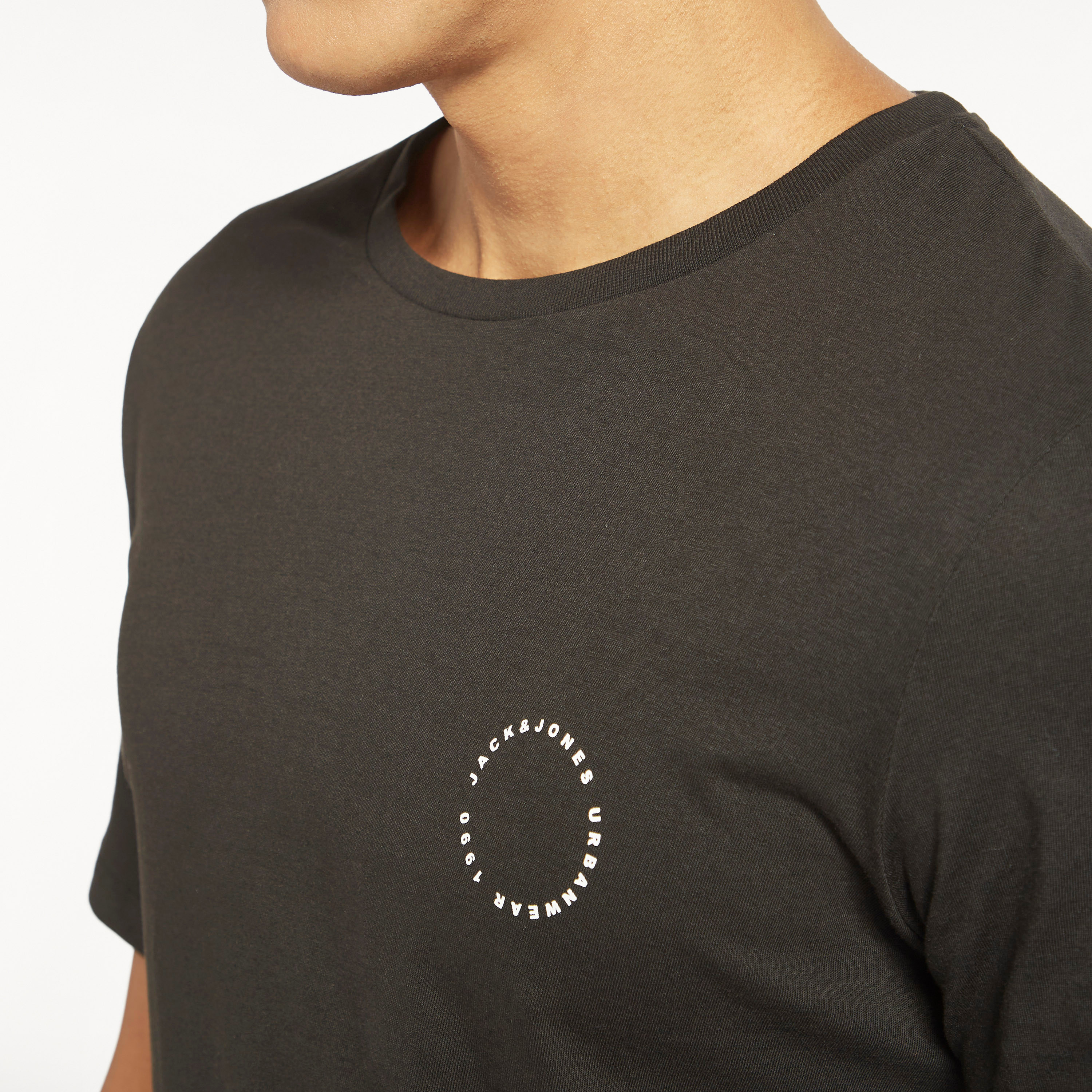  تي شيرت من جاك آند جونز مع شعار بأكمام قصيرة و ياقة مستديرة-men-clothing-tshirtsandpolos-tshirts-image-2