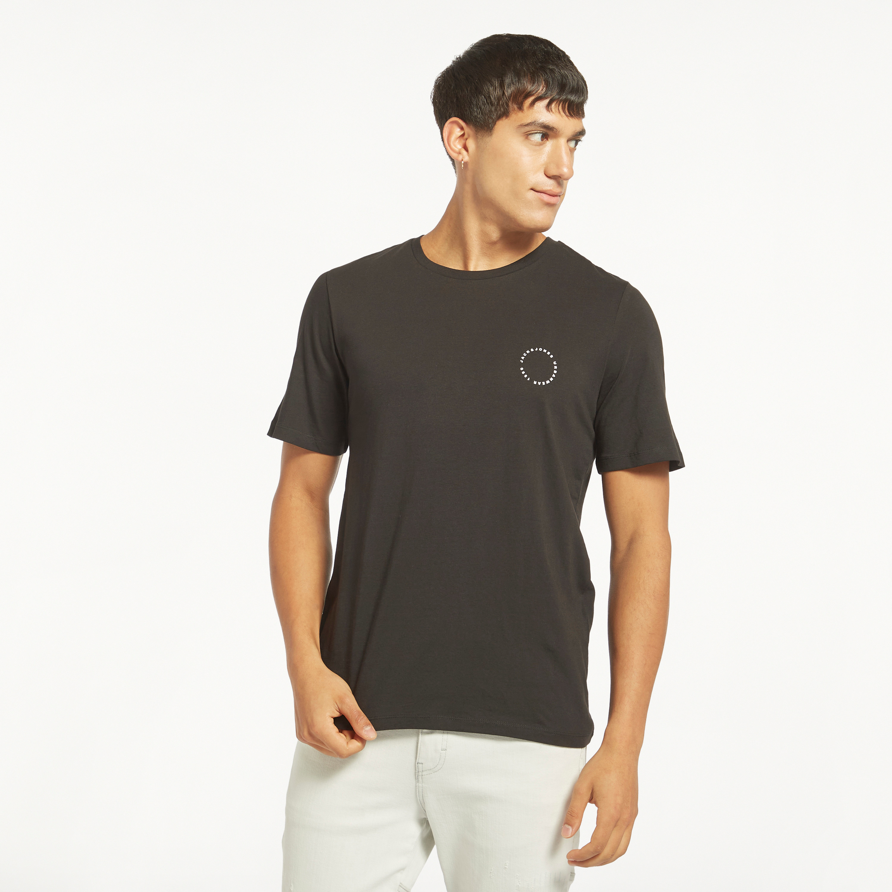  تي شيرت من جاك آند جونز مع شعار بأكمام قصيرة و ياقة مستديرة-men-clothing-tshirtsandpolos-tshirts-image-3