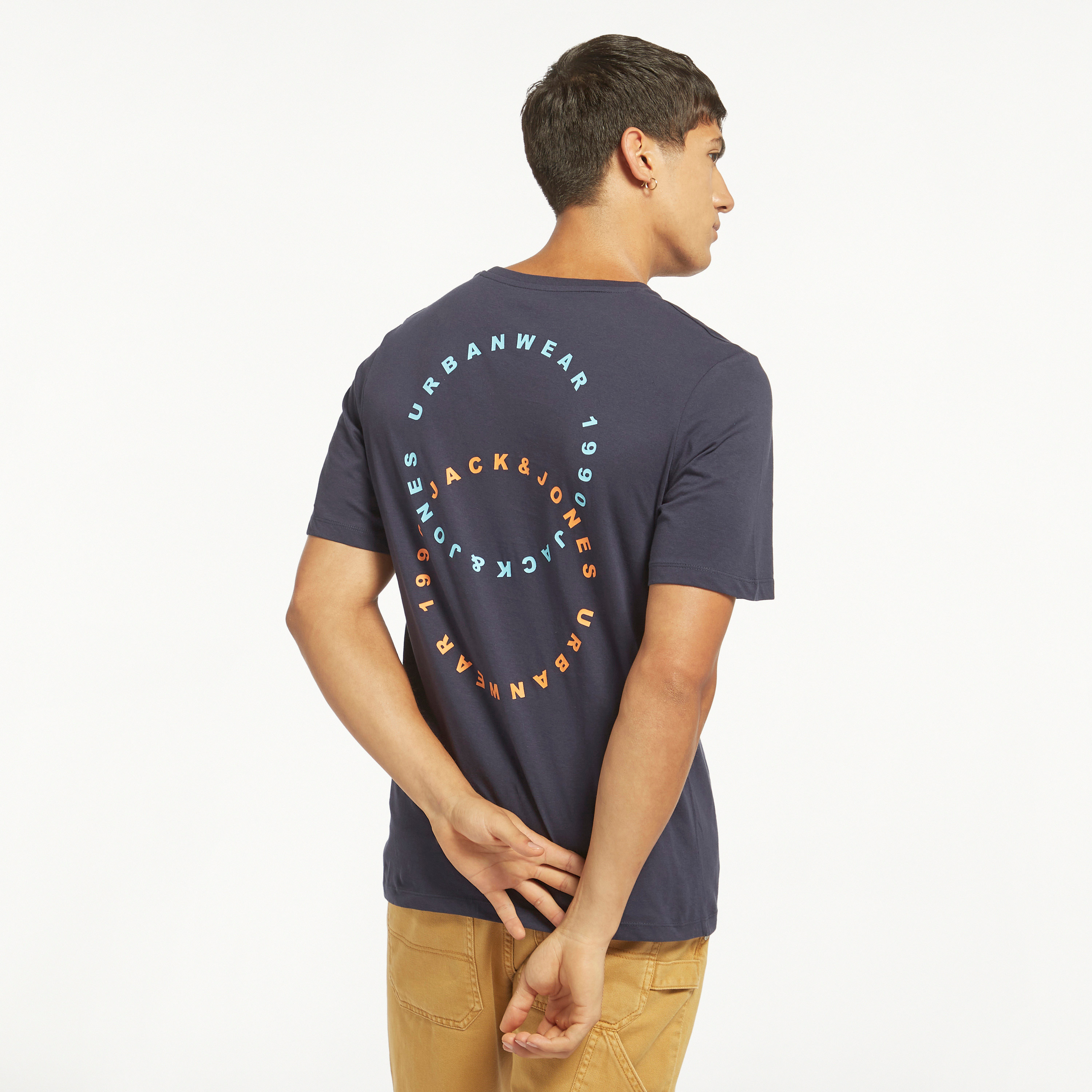  تي شيرت من جاك آند جونز مع شعار بأكمام قصيرة و ياقة مستديرة-men-clothing-tshirtsandpolos-tshirts-image-5