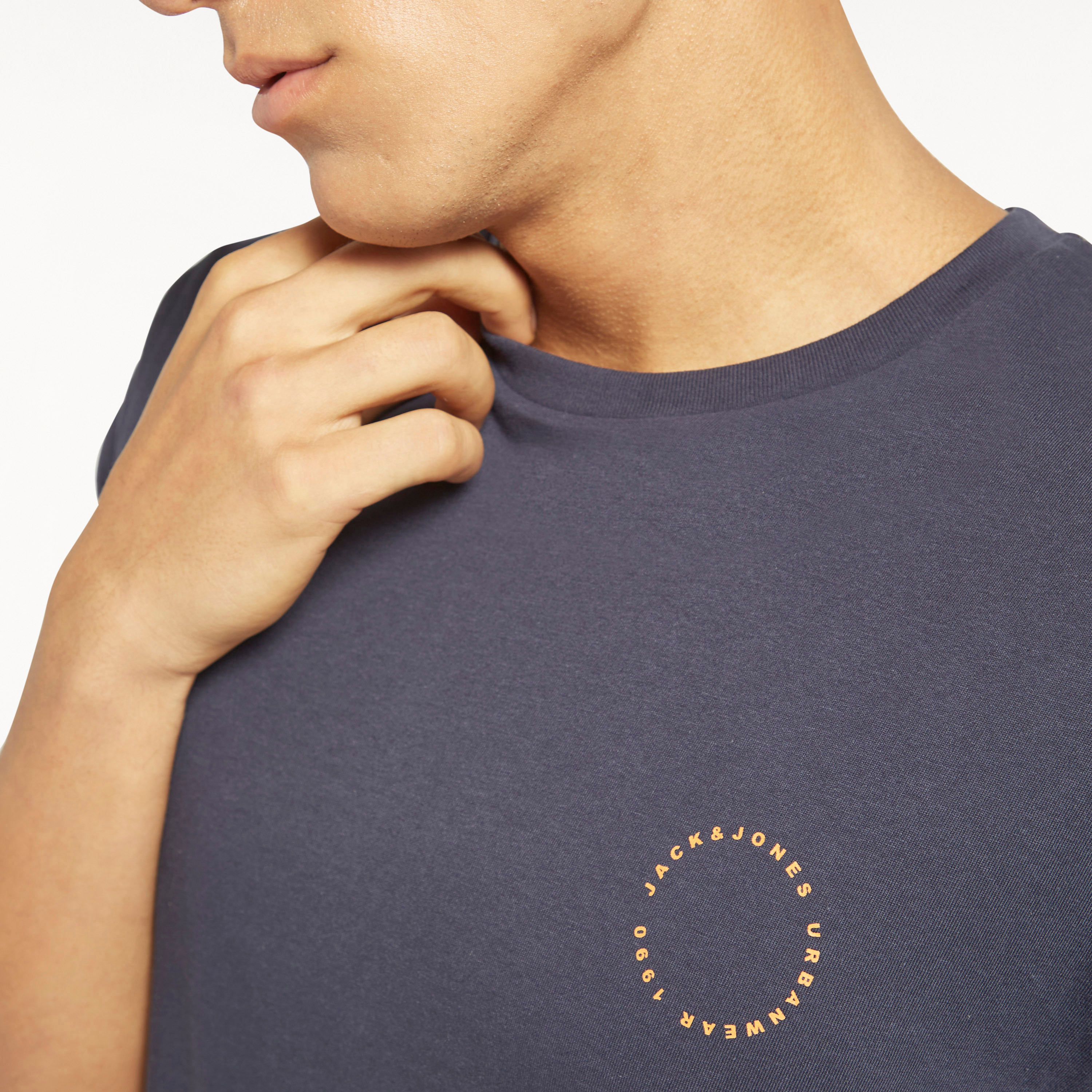  تي شيرت من جاك آند جونز مع شعار بأكمام قصيرة و ياقة مستديرة-men-clothing-tshirtsandpolos-tshirts-image-6