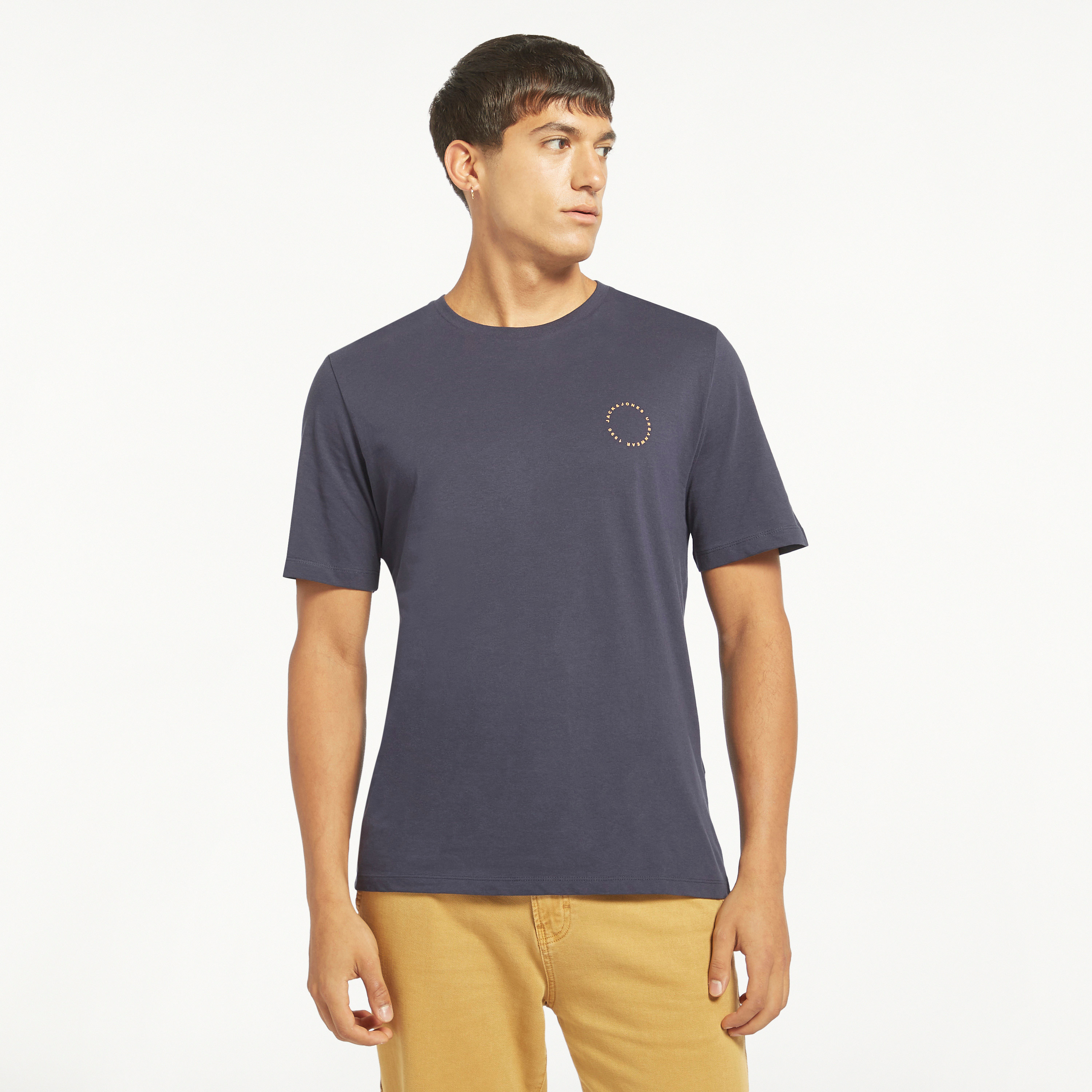  تي شيرت من جاك آند جونز مع شعار بأكمام قصيرة و ياقة مستديرة-men-clothing-tshirtsandpolos-tshirts-image-7