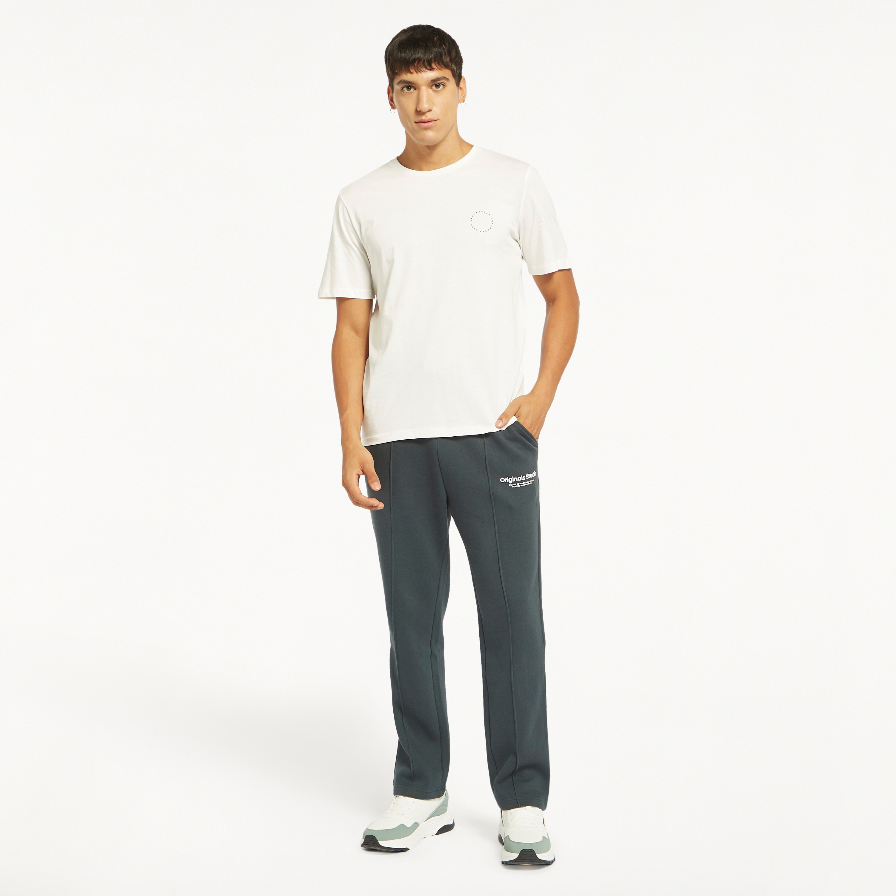  تي شيرت من جاك آند جونز مع شعار بأكمام قصيرة و ياقة مستديرة-men-clothing-tshirtsandpolos-tshirts-image-10