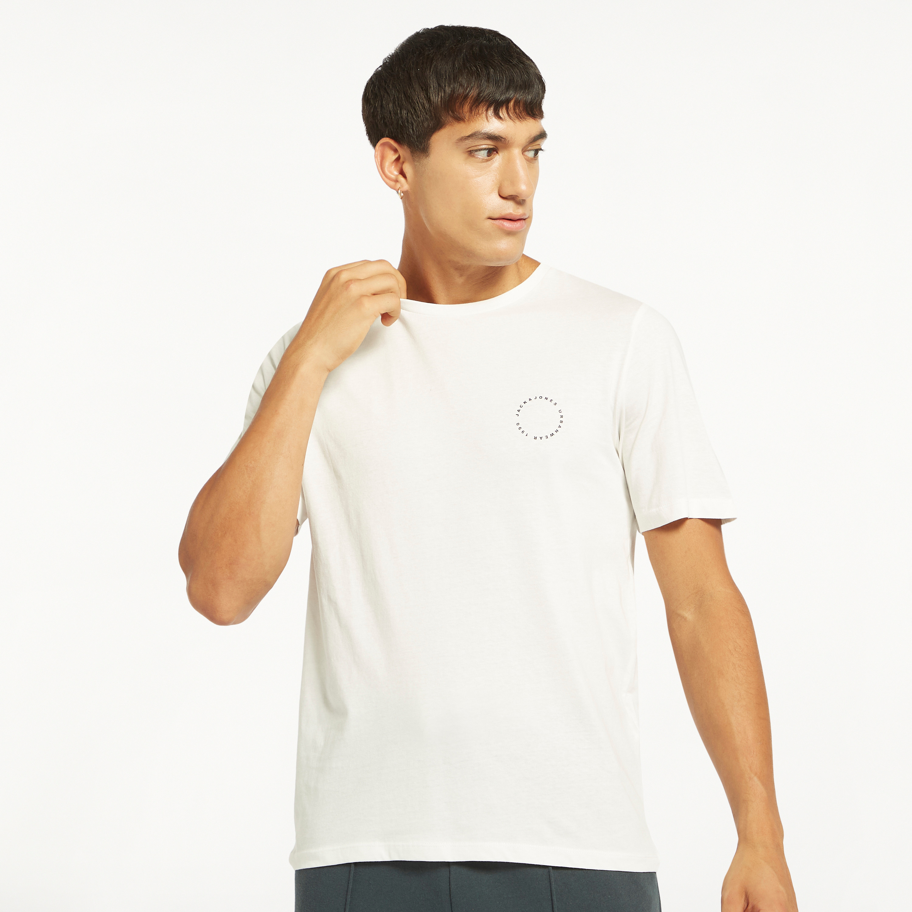  تي شيرت من جاك آند جونز مع شعار بأكمام قصيرة و ياقة مستديرة-men-clothing-tshirtsandpolos-tshirts-image-11