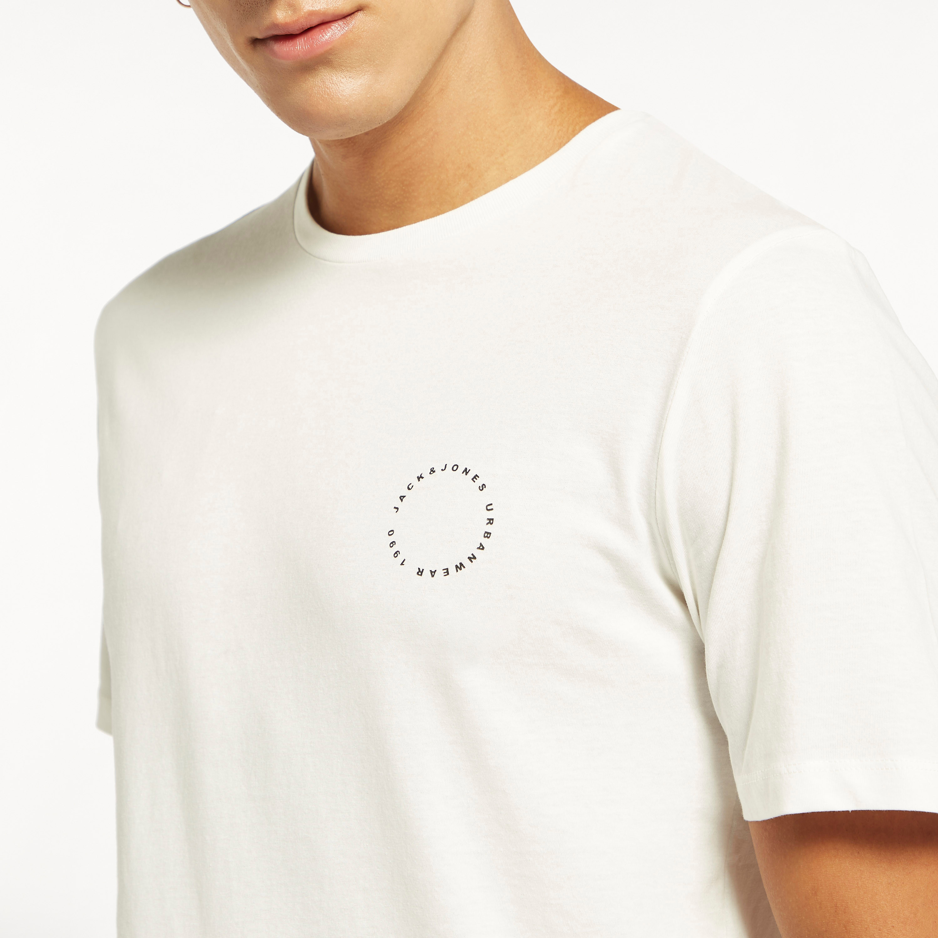  تي شيرت من جاك آند جونز مع شعار بأكمام قصيرة و ياقة مستديرة-men-clothing-tshirtsandpolos-tshirts-image-12