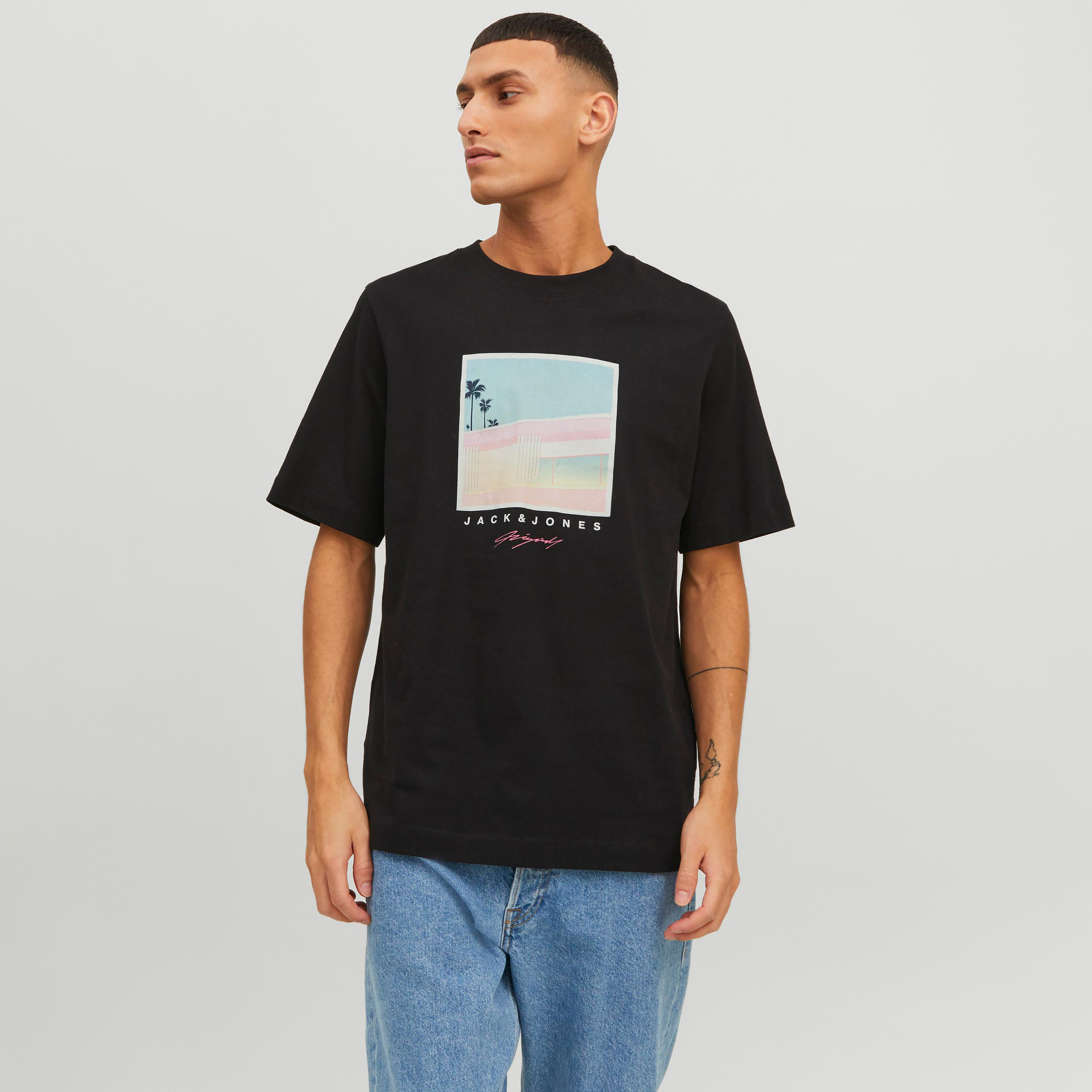  تي شيرت من جاك آند جونز مع جرافيك بأكمام قصيرة و ياقة مستديرة-men-clothing-tshirtsandpolos-tshirts-image-13