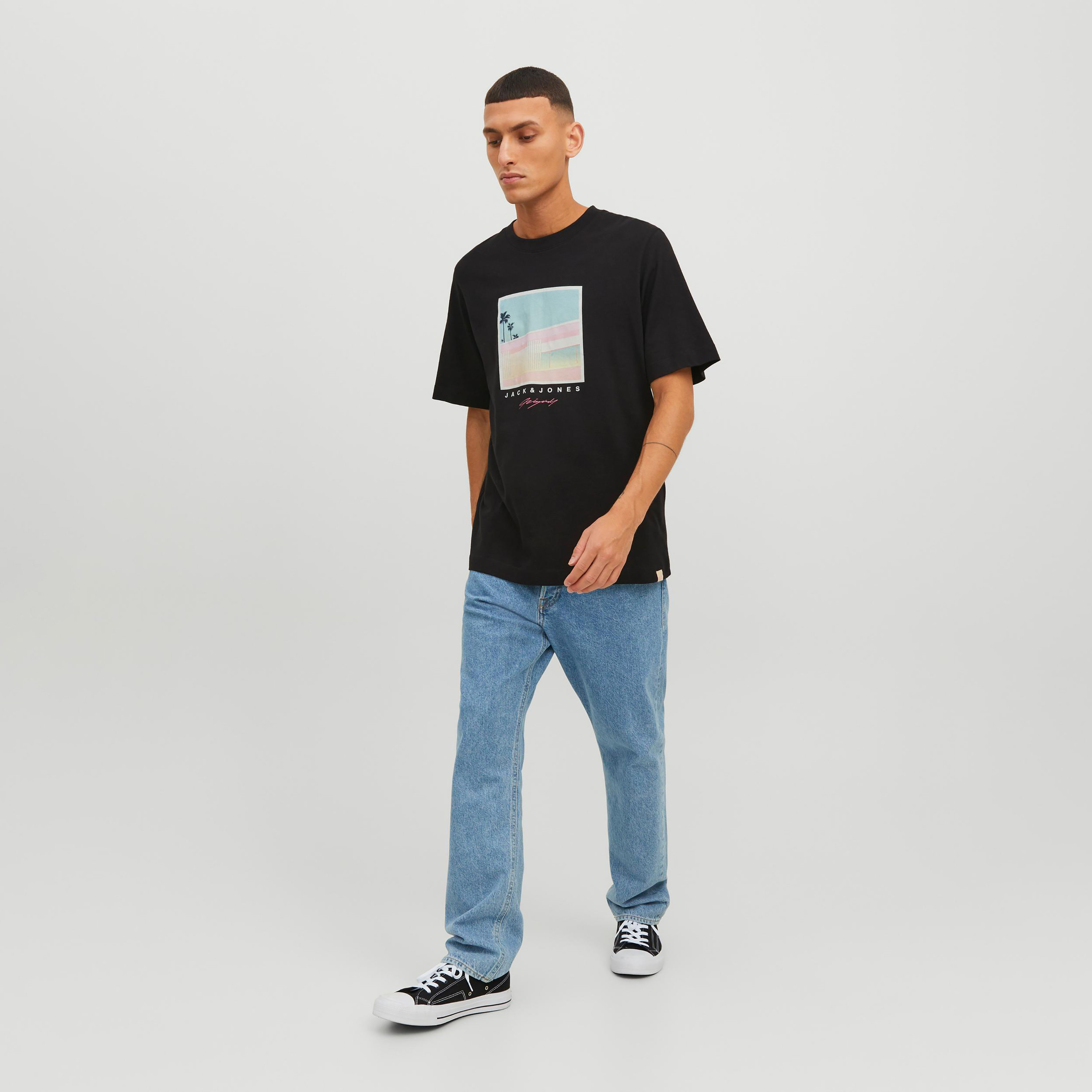  تي شيرت من جاك آند جونز مع جرافيك بأكمام قصيرة و ياقة مستديرة-men-clothing-tshirtsandpolos-tshirts-image-14
