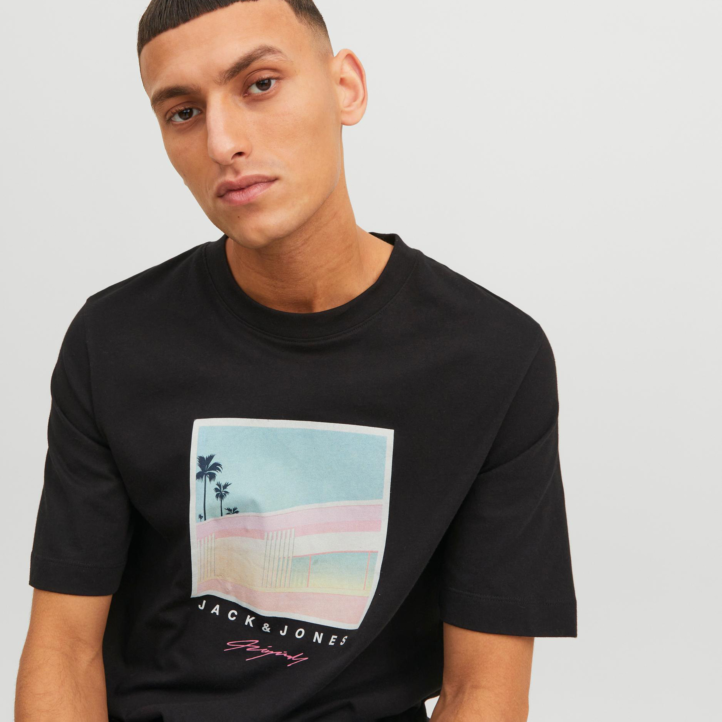  تي شيرت من جاك آند جونز مع جرافيك بأكمام قصيرة و ياقة مستديرة-men-clothing-tshirtsandpolos-tshirts-image-15