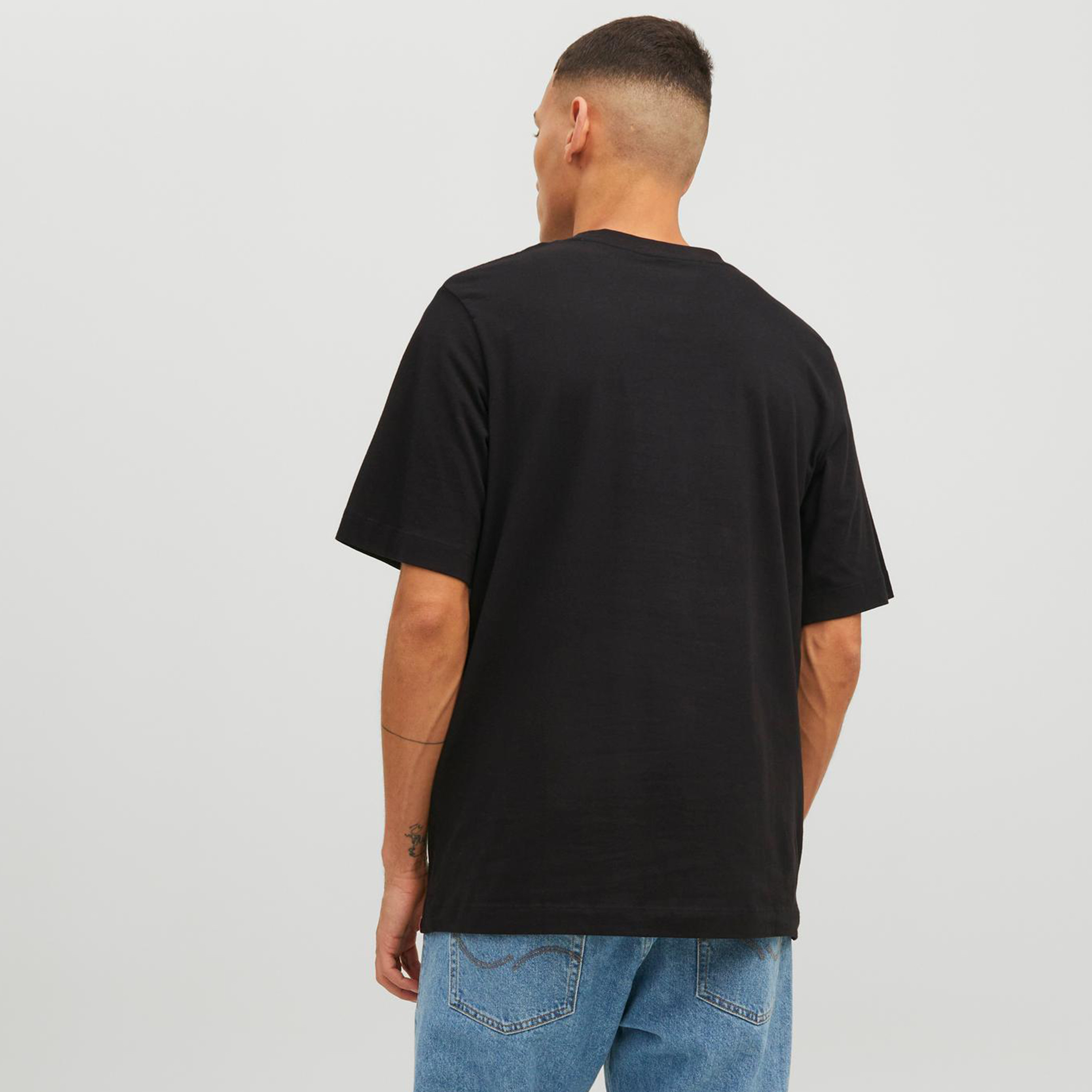  تي شيرت من جاك آند جونز مع جرافيك بأكمام قصيرة و ياقة مستديرة-men-clothing-tshirtsandpolos-tshirts-image-16