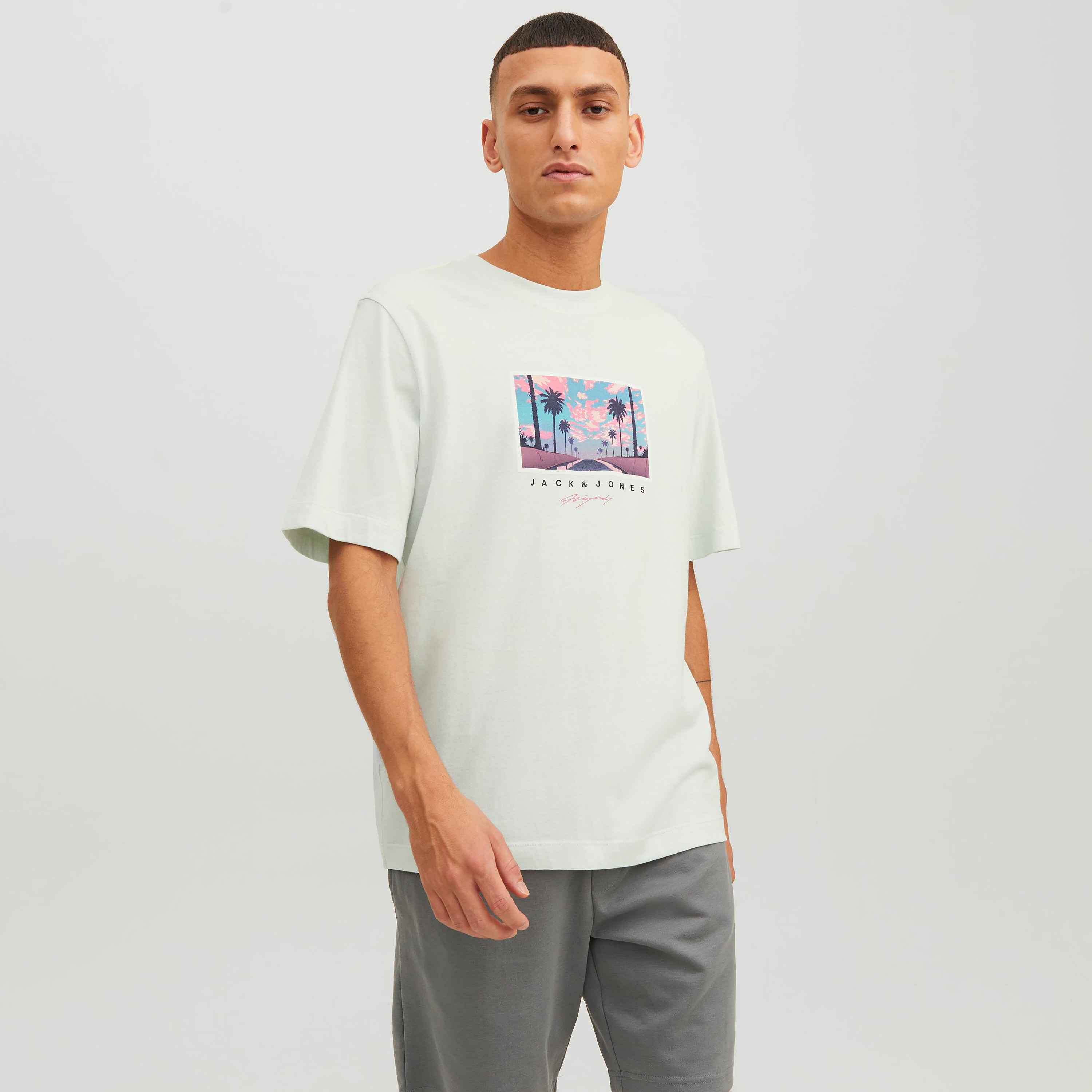  تي شيرت من جاك آند جونز مع جرافيك بأكمام قصيرة و ياقة مستديرة-men-clothing-tshirtsandpolos-tshirts-image-5