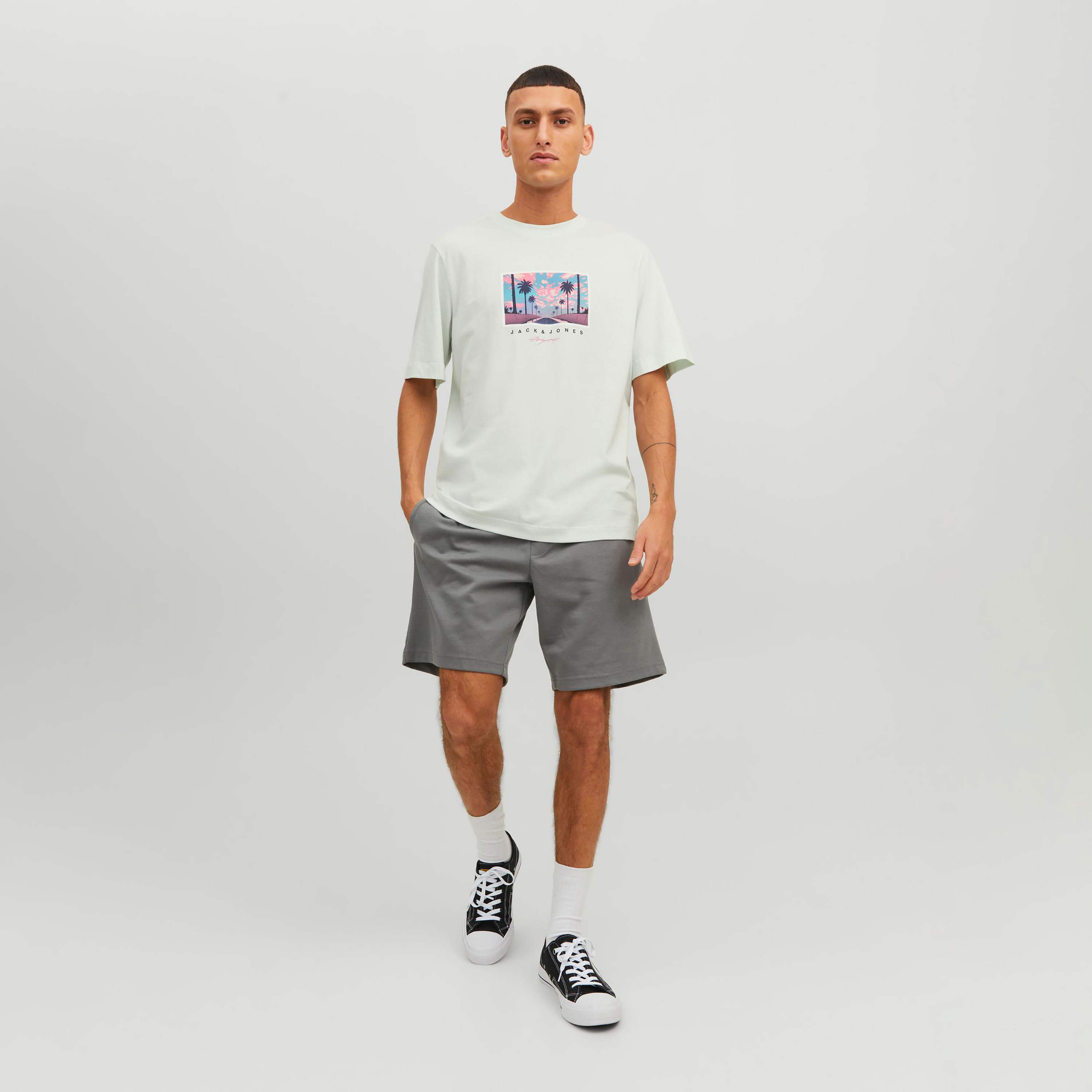  تي شيرت من جاك آند جونز مع جرافيك بأكمام قصيرة و ياقة مستديرة-men-clothing-tshirtsandpolos-tshirts-image-6