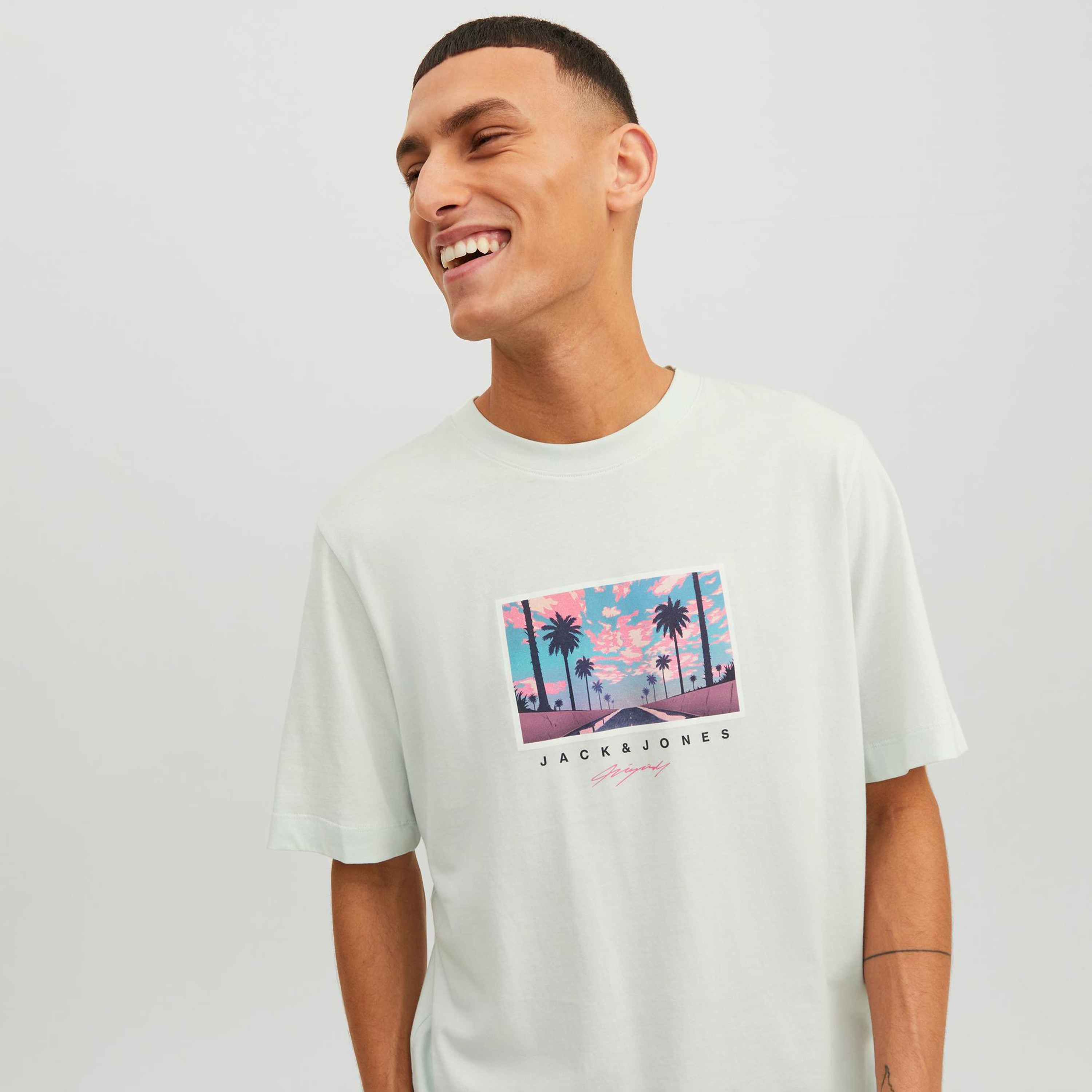  تي شيرت من جاك آند جونز مع جرافيك بأكمام قصيرة و ياقة مستديرة-men-clothing-tshirtsandpolos-tshirts-image-7