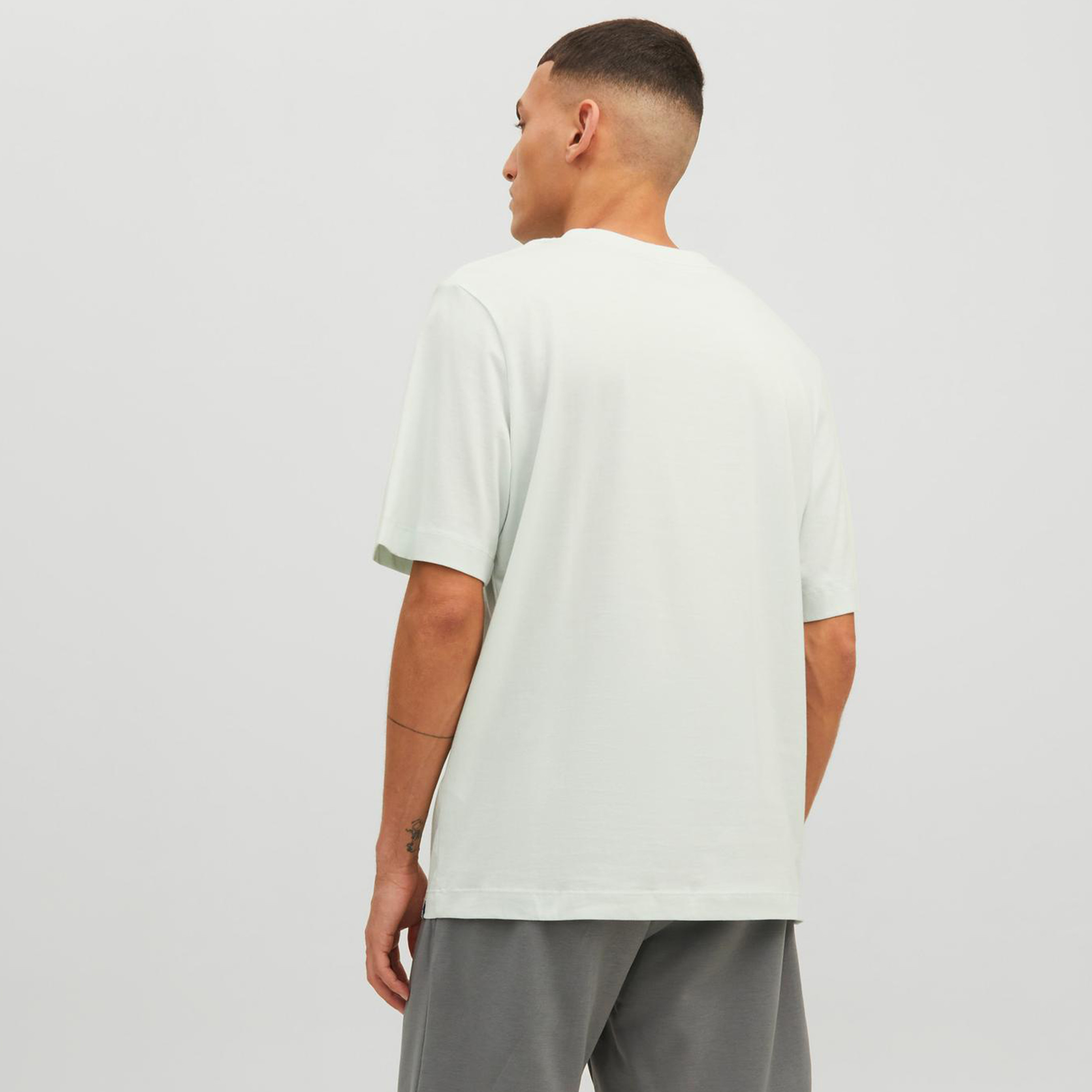  تي شيرت من جاك آند جونز مع جرافيك بأكمام قصيرة و ياقة مستديرة-men-clothing-tshirtsandpolos-tshirts-image-8