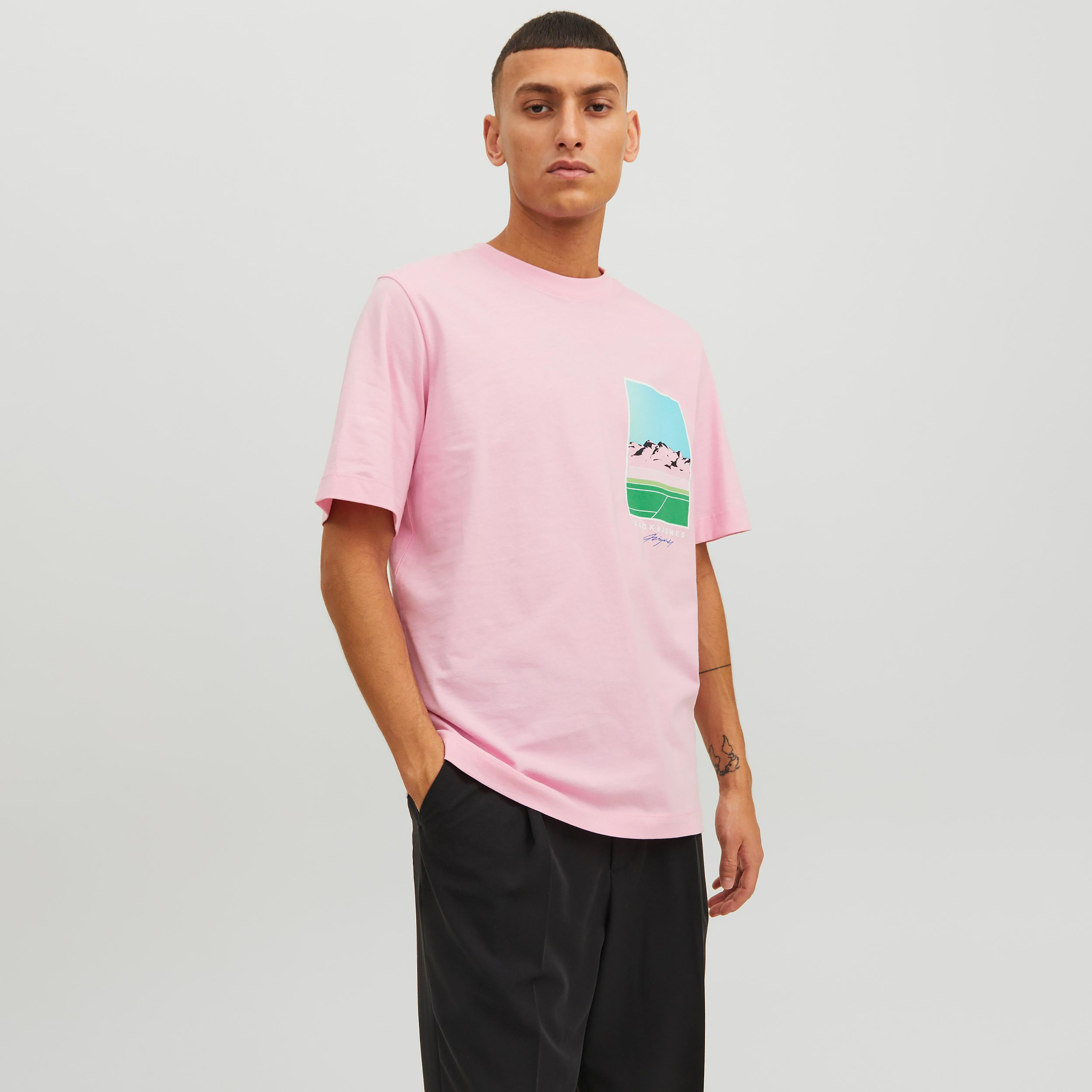  تي شيرت من جاك آند جونز مع جرافيك بأكمام قصيرة و ياقة مستديرة-men-clothing-tshirtsandpolos-tshirts-image-9