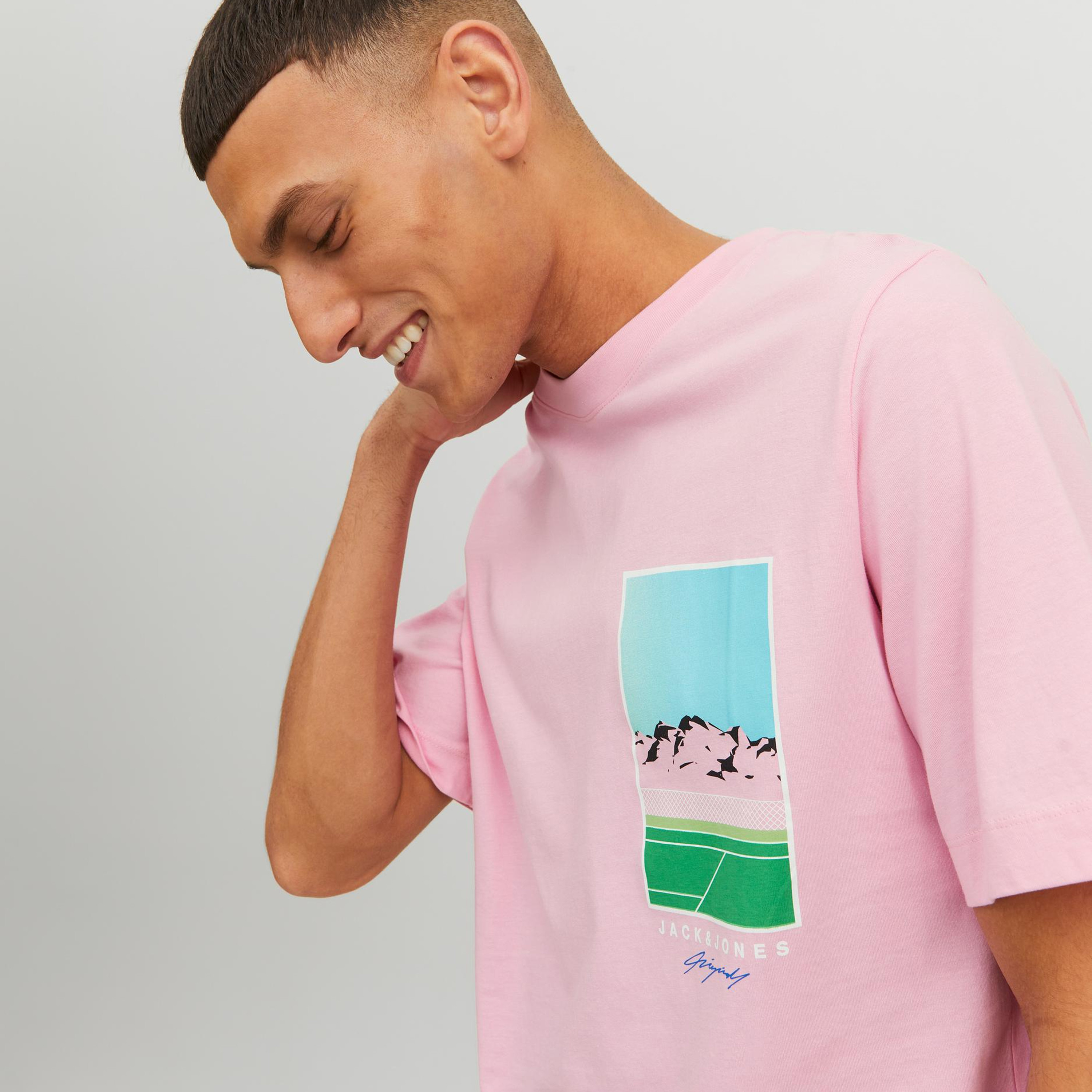  تي شيرت من جاك آند جونز مع جرافيك بأكمام قصيرة و ياقة مستديرة-men-clothing-tshirtsandpolos-tshirts-image-11