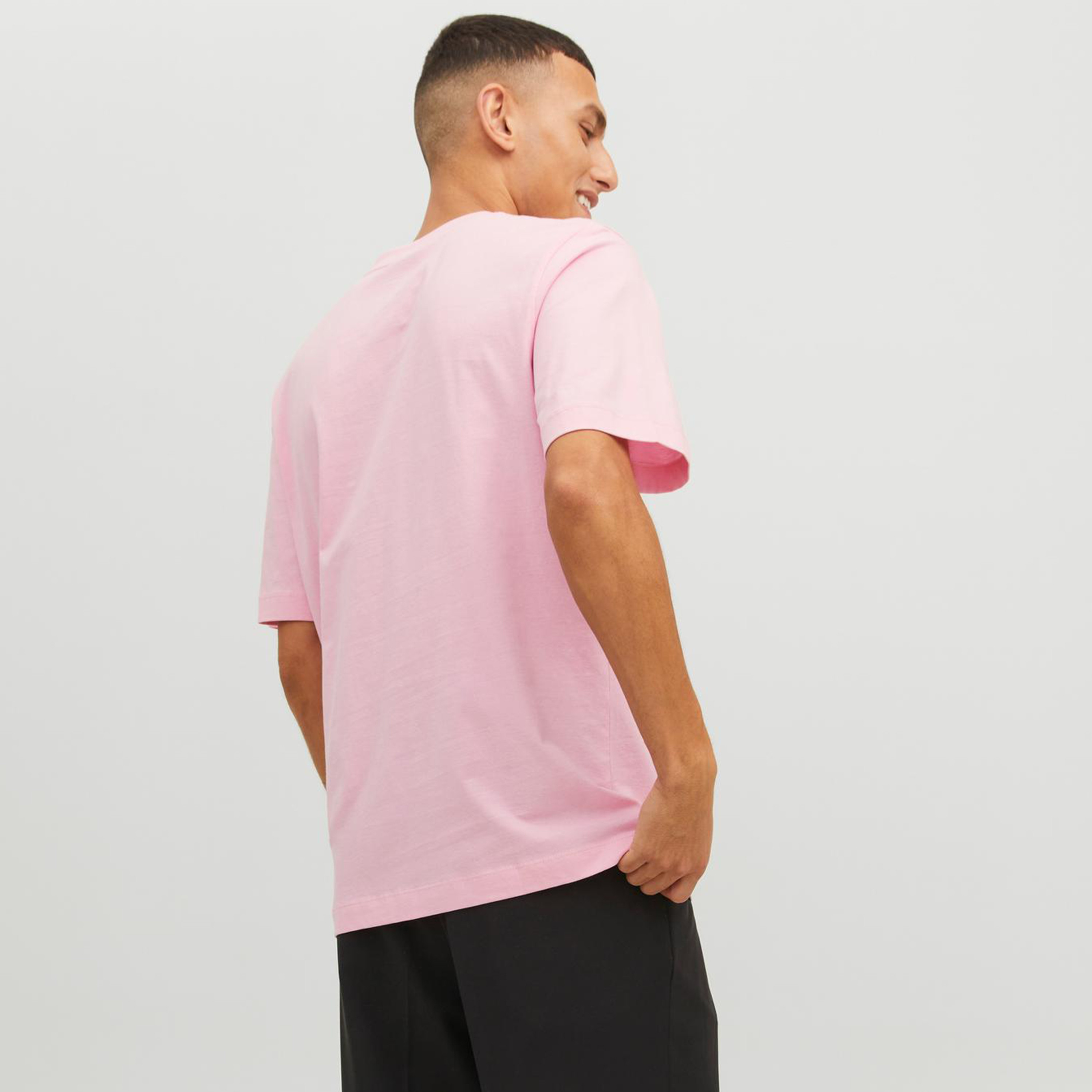 تي شيرت من جاك آند جونز مع جرافيك بأكمام قصيرة و ياقة مستديرة-men-clothing-tshirtsandpolos-tshirts-image-12